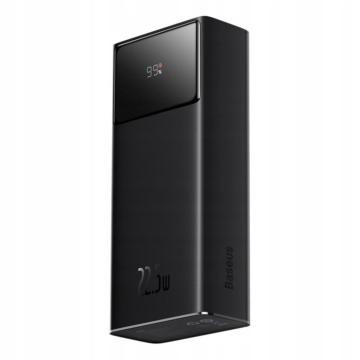 Eine schwarze Powerbank mit Digitalanzeige, die 99 % Ladung und das Wort 'Baseus' zeigt.