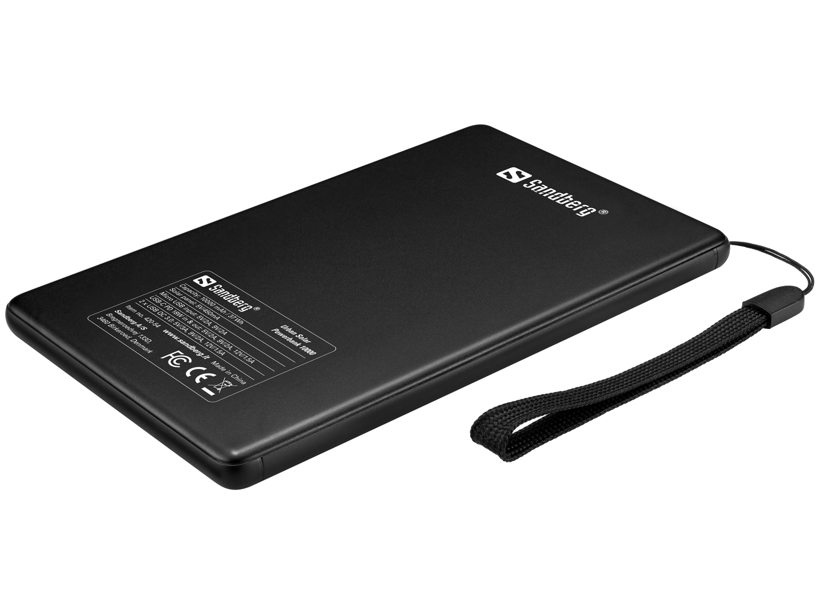 Schwarze Powerbank mit schwarzem Riemen. Die Powerbank hat den Markennamen Sandberg und einige Spezifikationen.