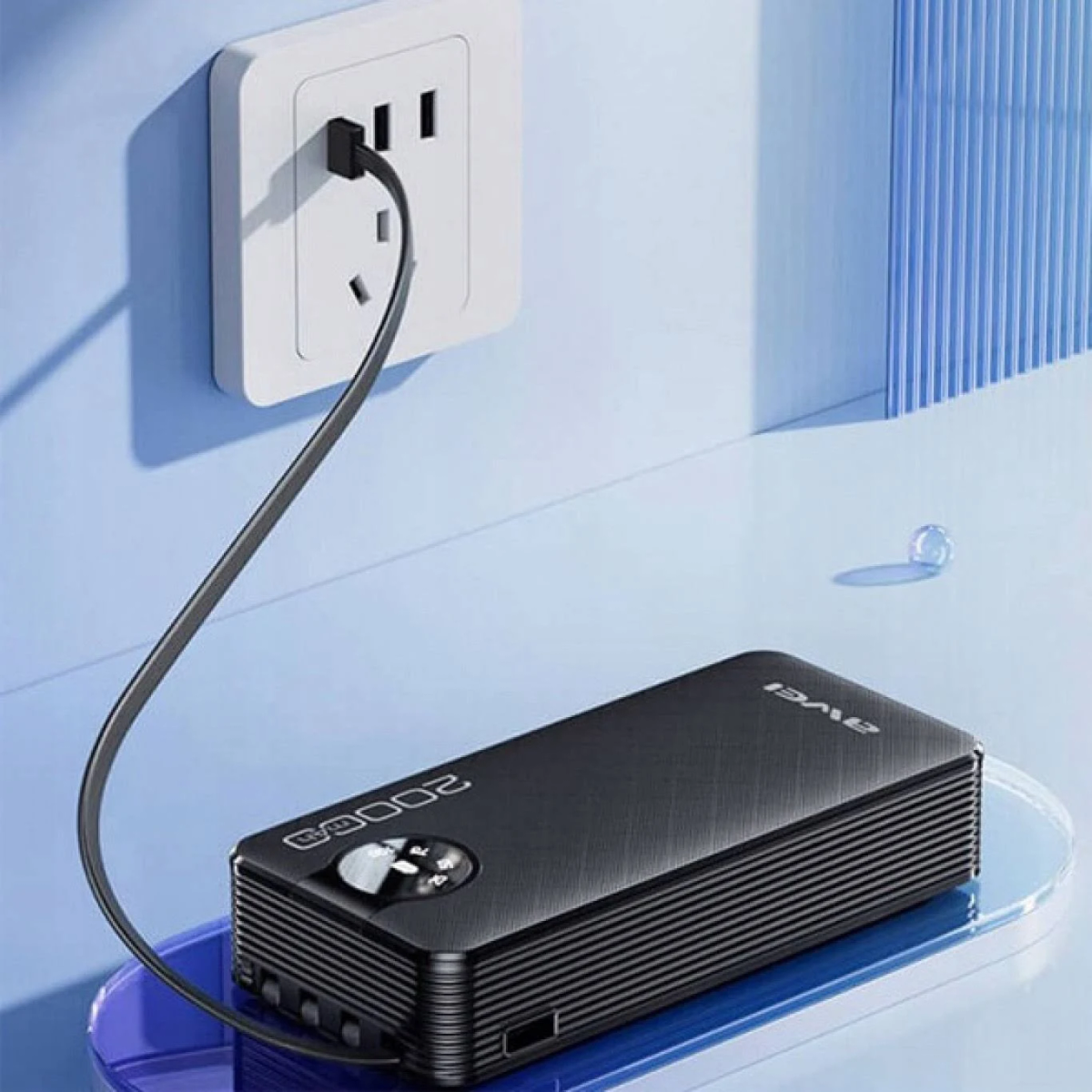 Power bank nero collegato a una presa a muro. Il power bank è su una superficie di vetro.