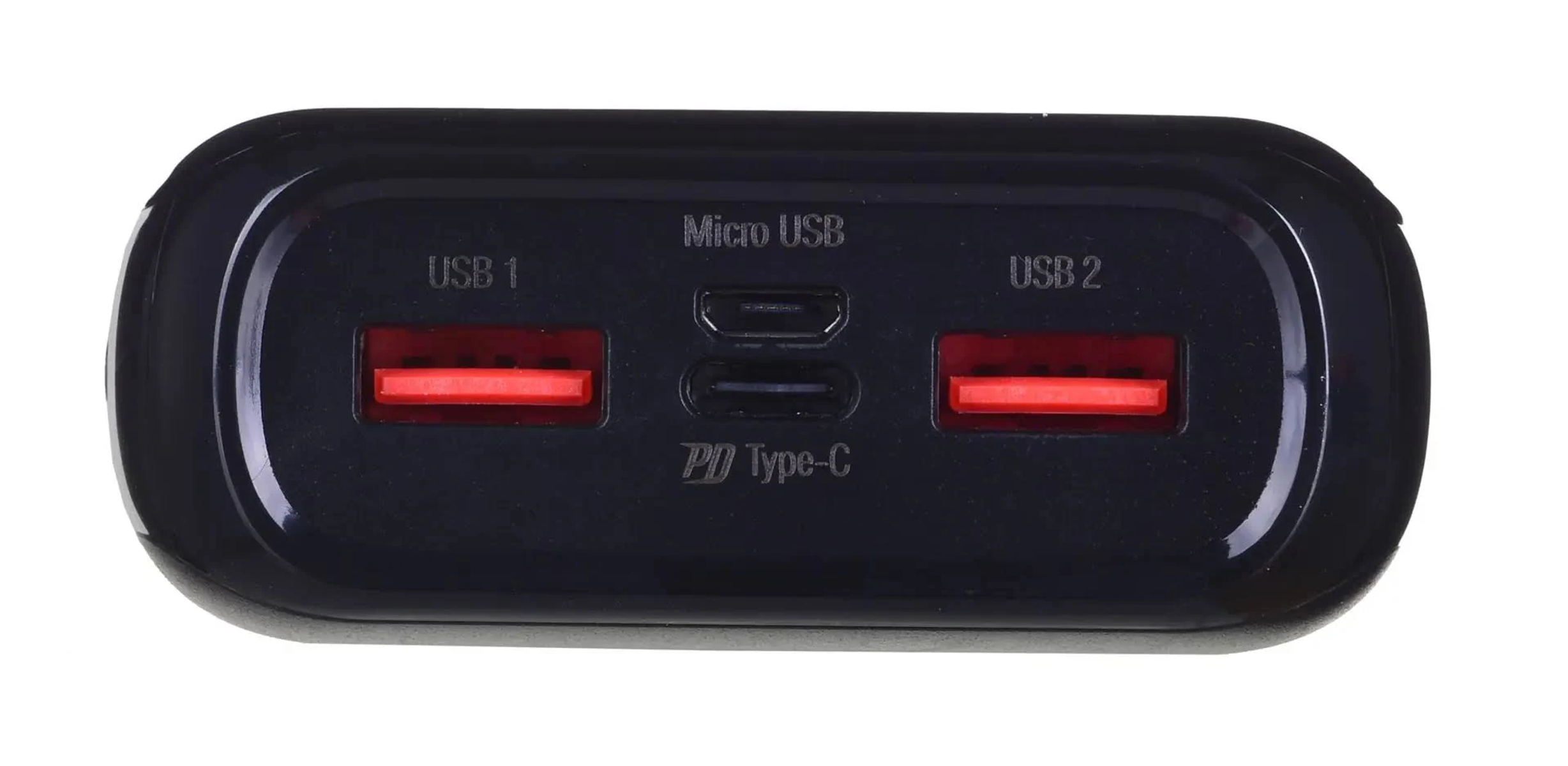 Zwarte powerbank met USB-poorten. Voorzien van twee USB-poorten en een Micro USB-poort, en een PD Type-C-poort.