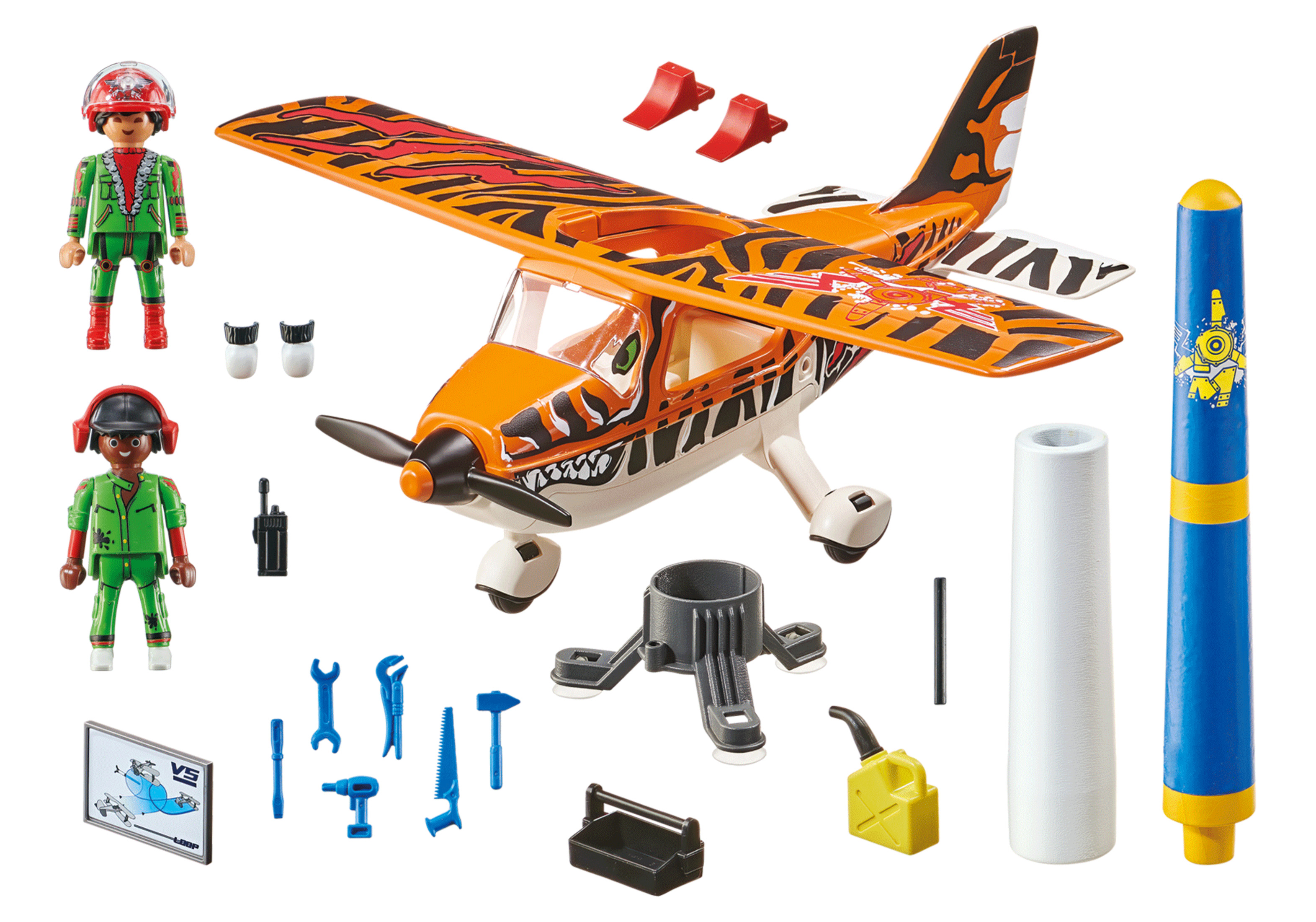 Spielzeugflugzeug mit zwei Spielfiguren und Zubehör, alles auf weißem Grund.