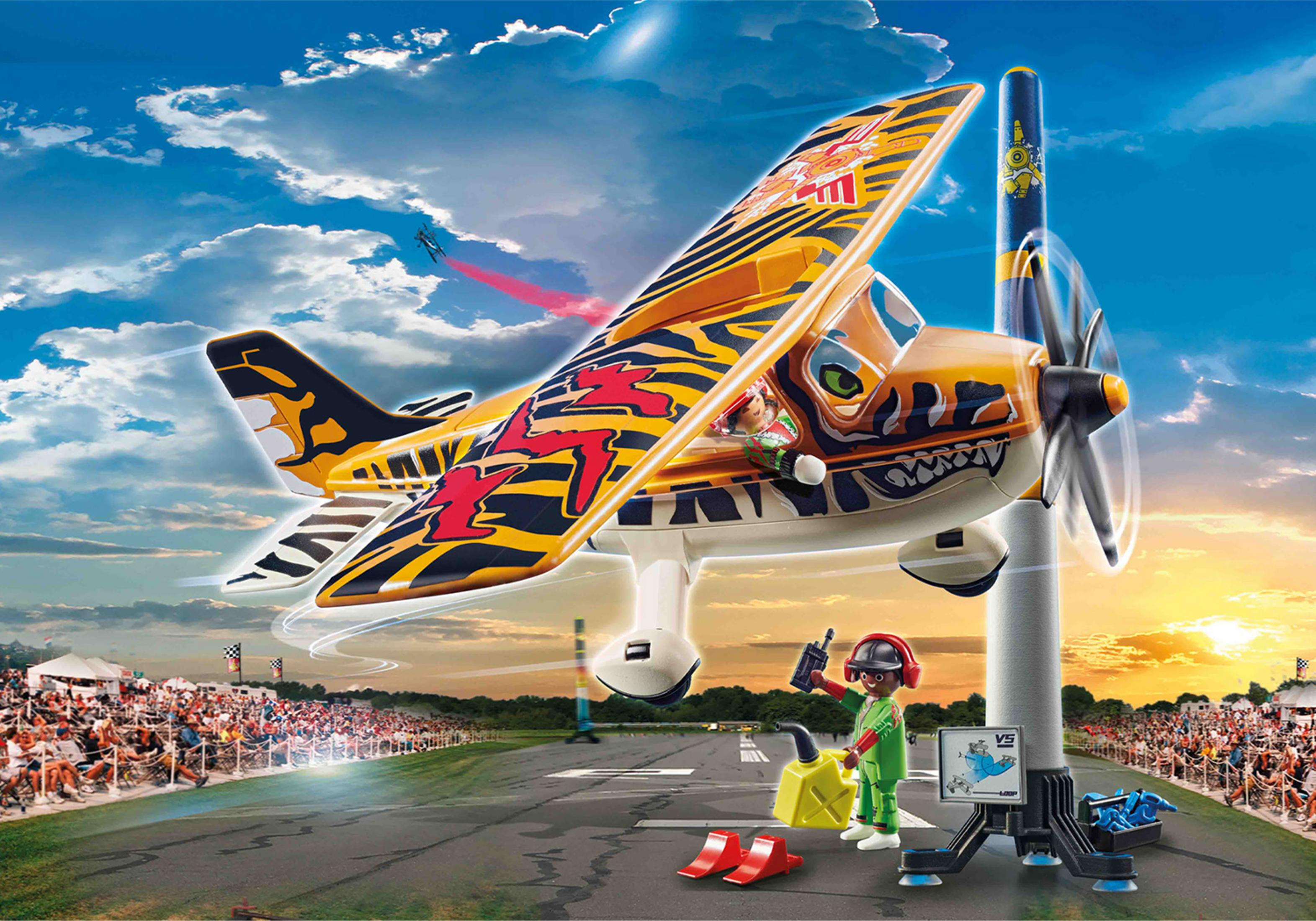Spielzeugflugzeug mit Tigerdesign auf der Landebahn. Pilot und Personalfigur.