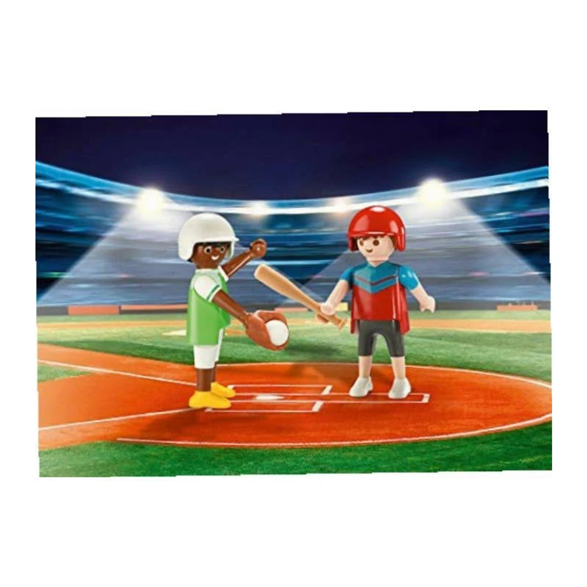 Due personaggi Playmobil su un campo da baseball, uno con guanto e palla, l'altro con una mazza, sotto le luci.