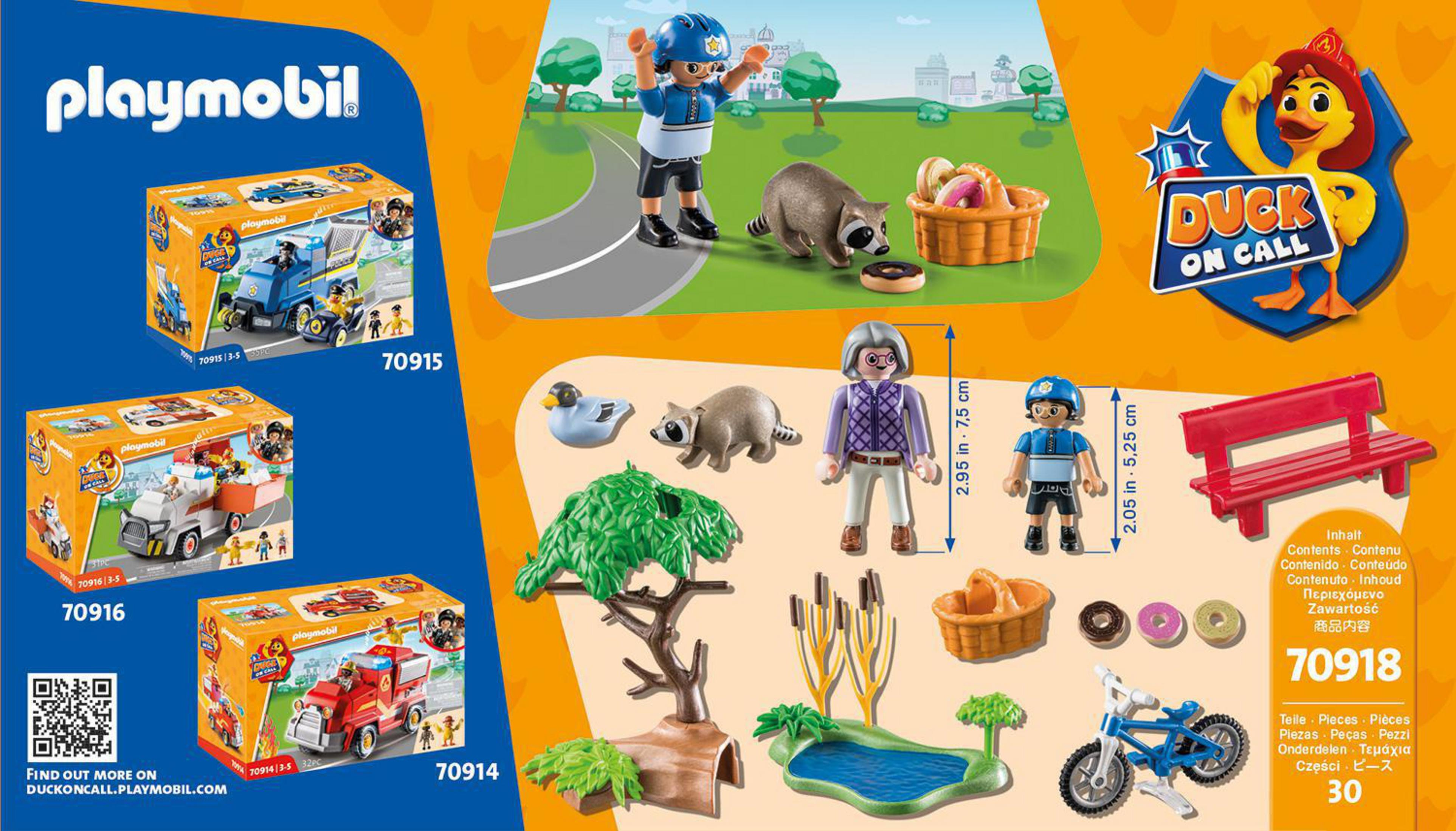 Esposizione Playmobil con vari set di giocattoli, tra cui un'auto della polizia, un procione e un picnic.