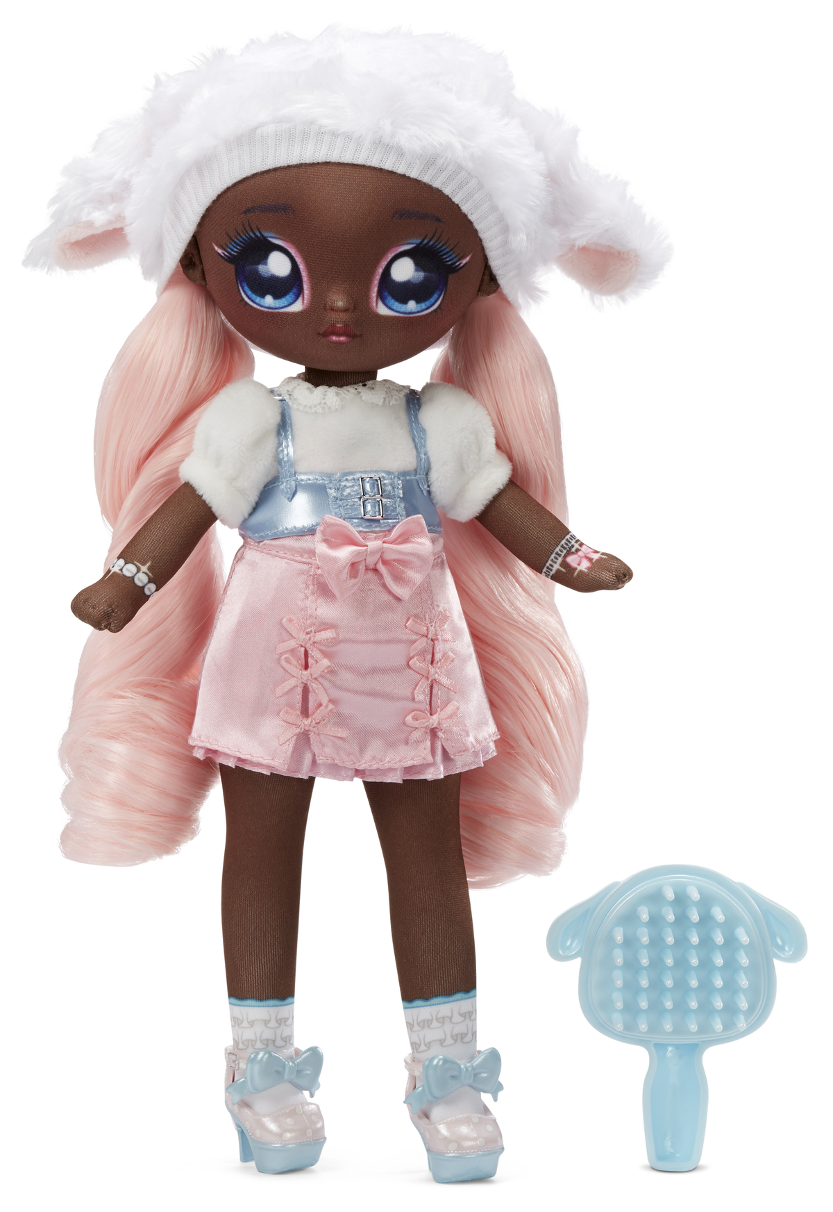 Lalka z różowymi włosami, białym kapeluszem i różową sukienką. Szczotka znajduje się po prawej stronie lalki.