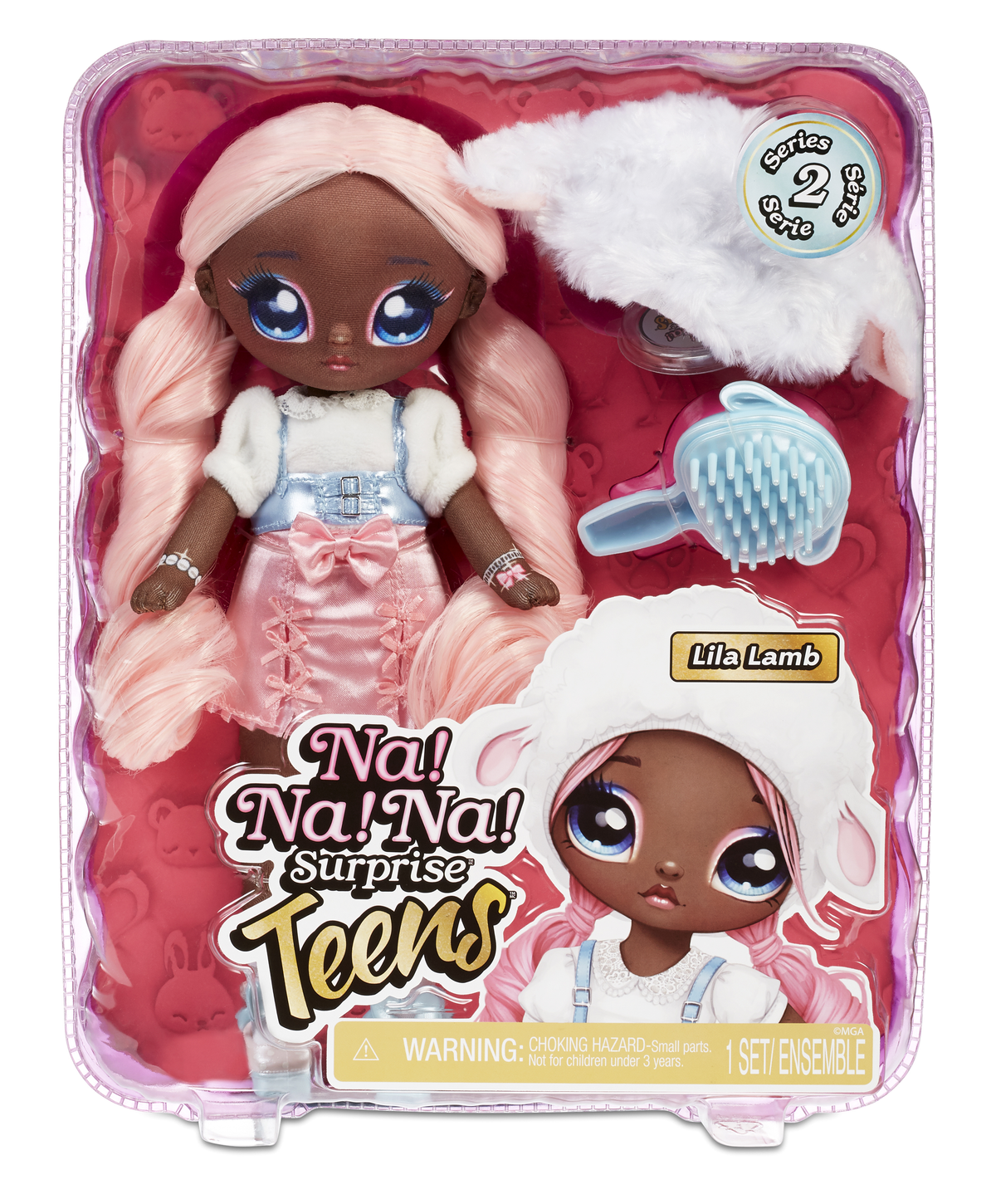 Lalka w opakowaniu z kapeluszem owczym i akcesoriami. Białe tło.