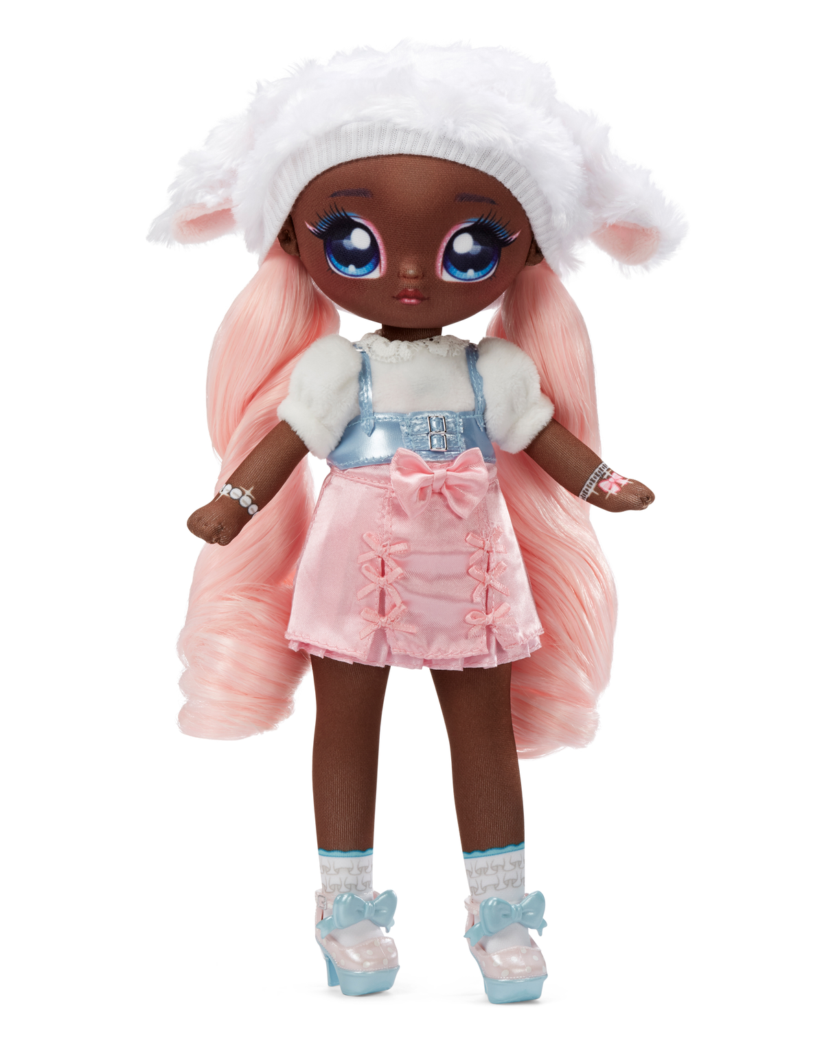 Lalka o ciemnej skórze, różowych włosach, białym kapeluszu i różowej sukience, stojąca na białej powierzchni.