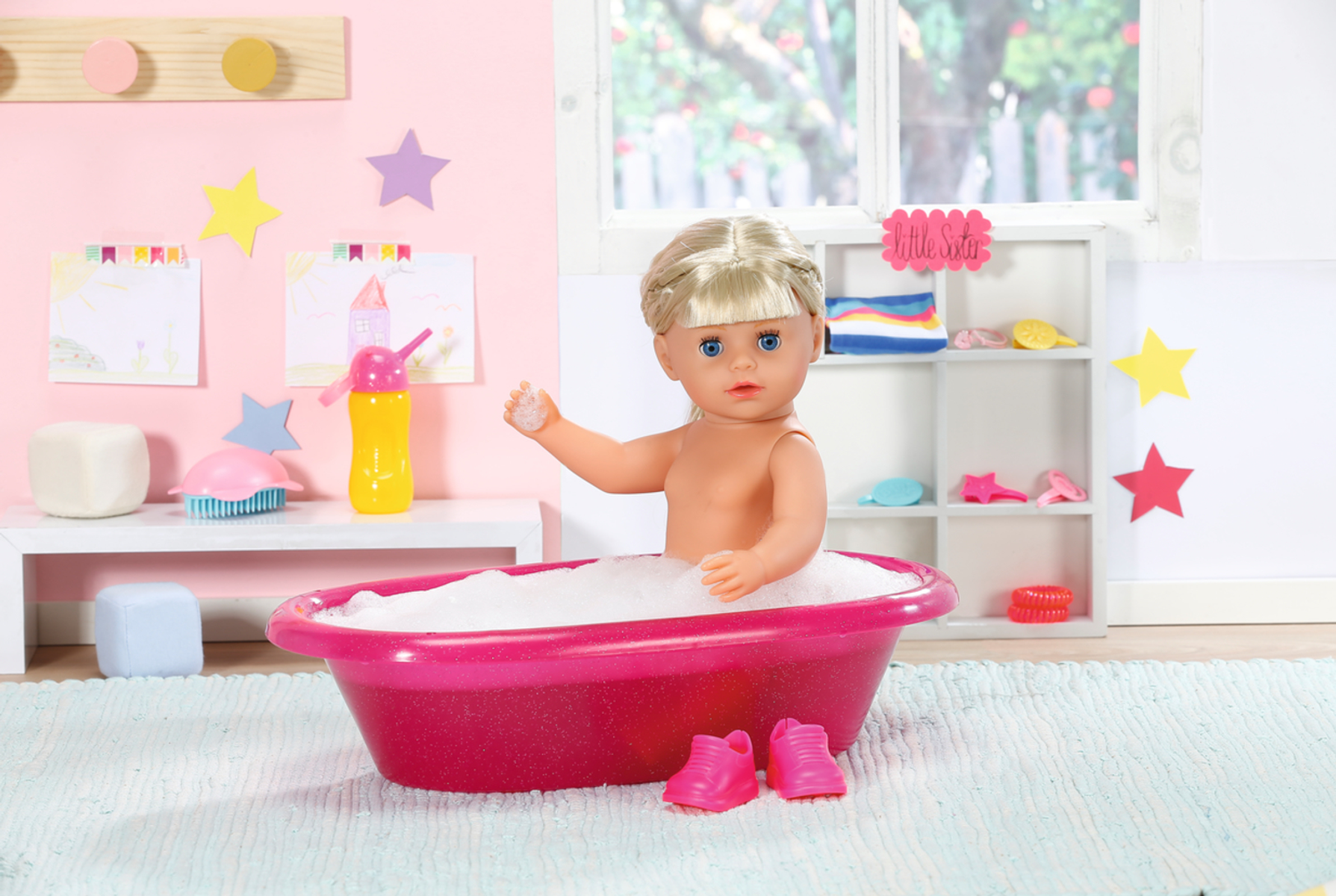 Eine Puppe sitzt in einer rosa Badewanne mit Blasen. Pinke Schuhe stehen draußen. Hintergrund mit Sternen.
