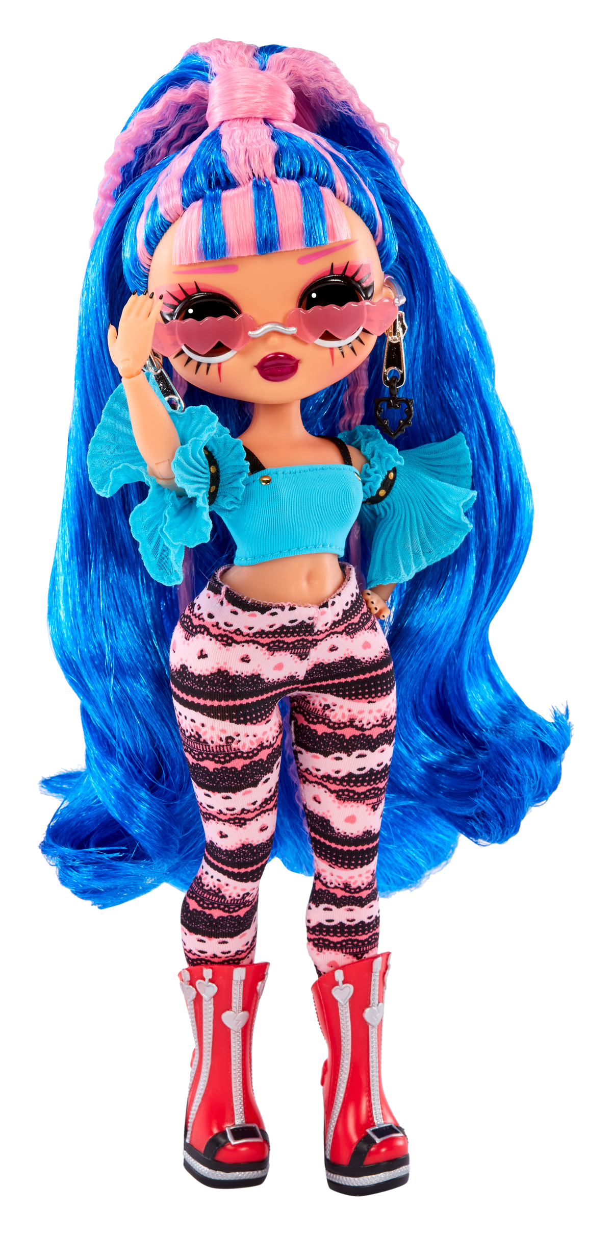 Puppe mit blau-rosa Haaren. Sie hat eine Sonnenbrille und trägt ein blaues Oberteil, rosa Hose und rote Stiefel.