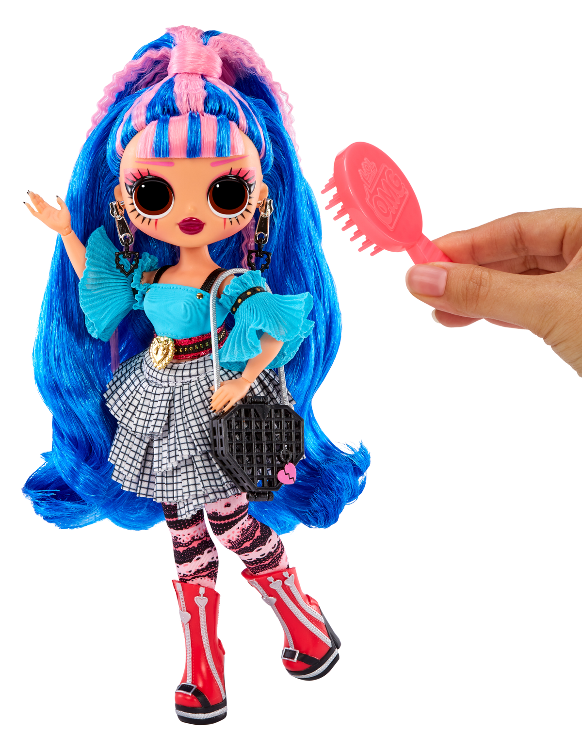 Eine Puppe mit blauen Haaren und eine Bürste, die von einer Hand gehalten wird, auf weißem Hintergrund.