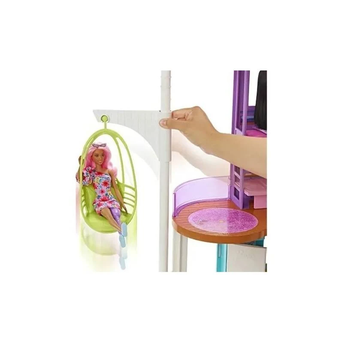 Eine Barbie-Puppe in einer Schaukel. Eine Hand greift nach einem Spielhaus.