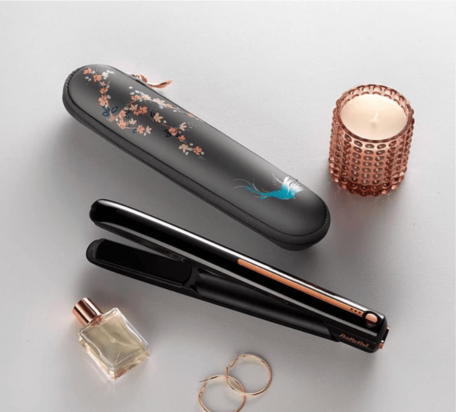 Haarglätter-Set mit Etui, Kerze und Parfüm. Schwarz und Gold.