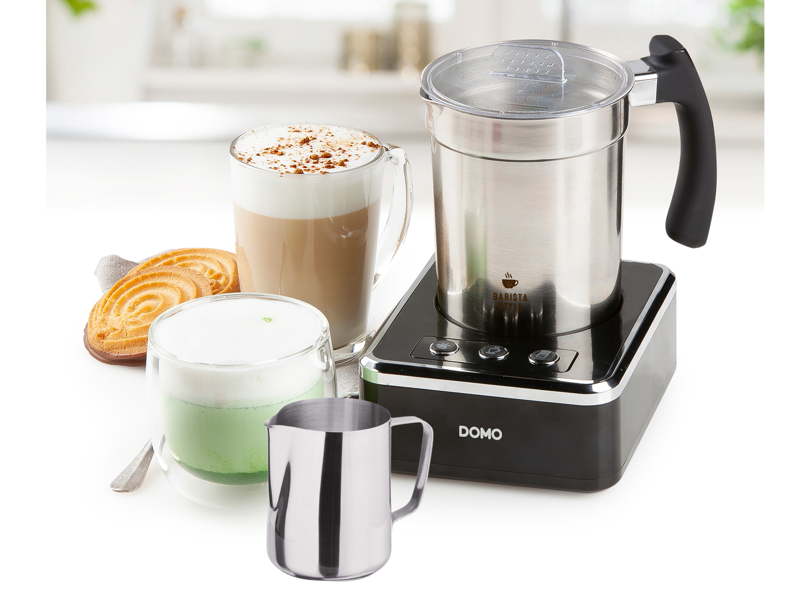Kaffeemaschine mit drei Kaffeetassen und einem Milchaufschäumer auf weißer Oberfläche.