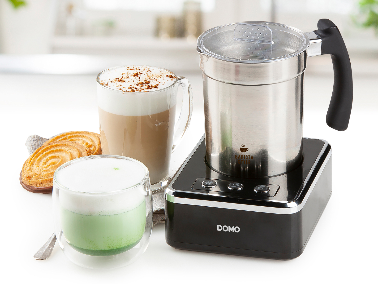 Zestaw do kawy z dwiema filiżankami i spieniaczem do mleka na białej powierzchni.