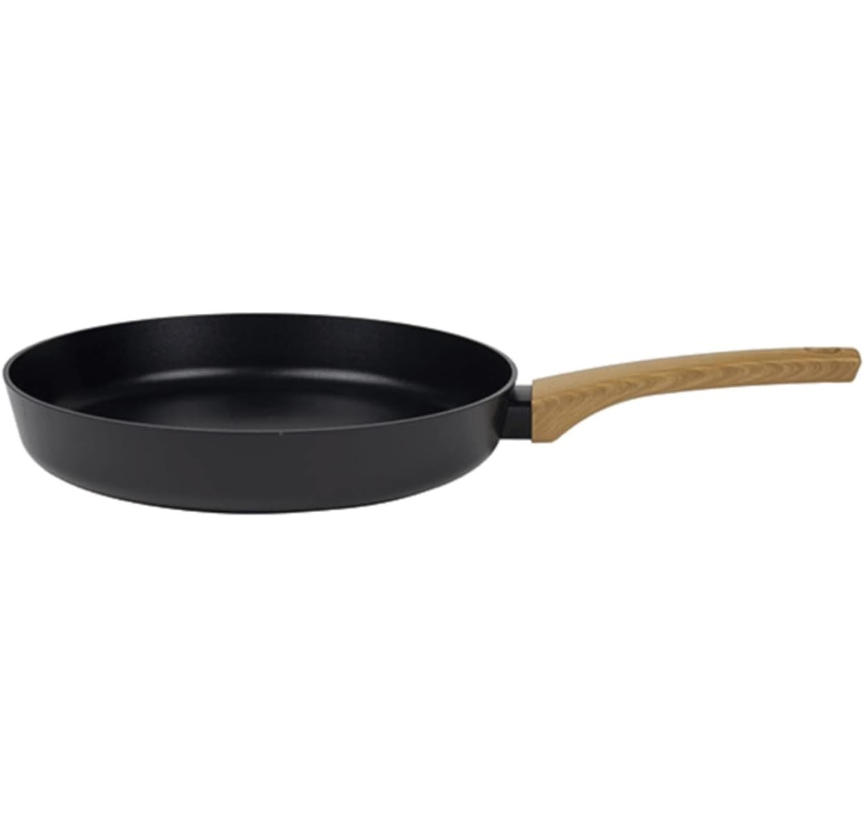 Eine schwarze Bratpfanne mit Holzgriff, auf weißer Oberfläche platziert, isolierte Ansicht.