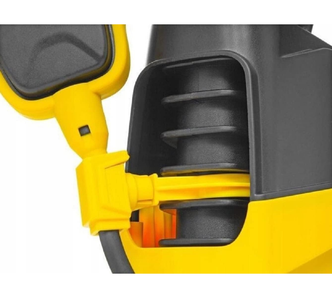 Nahaufnahme von gelben und schwarzen Wasserpumpenkomponenten, mit schwarzem Kabel.