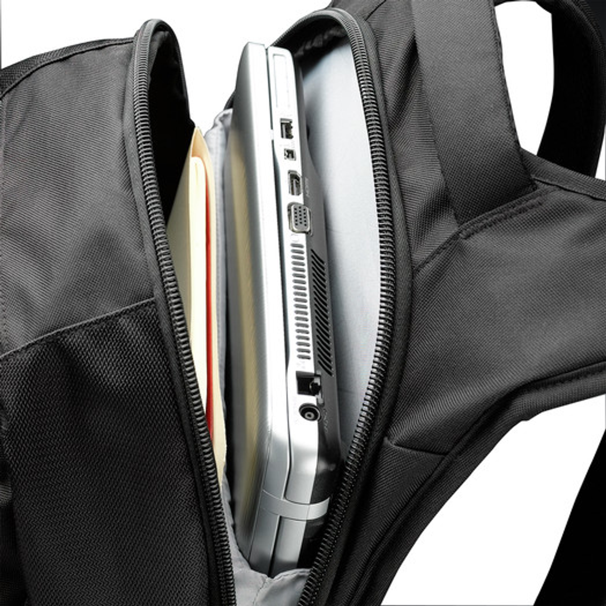 Offener schwarzer Rucksack mit einem Laptop und einem Notizbuch darin.