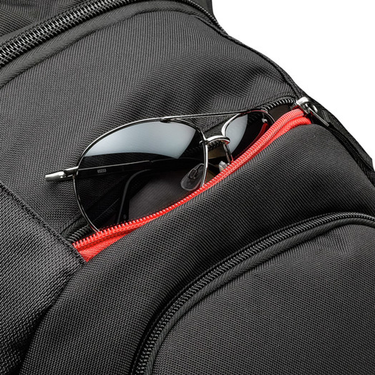 Schwarze Rucksacktasche mit Sonnenbrille. Roter Reißverschluss.