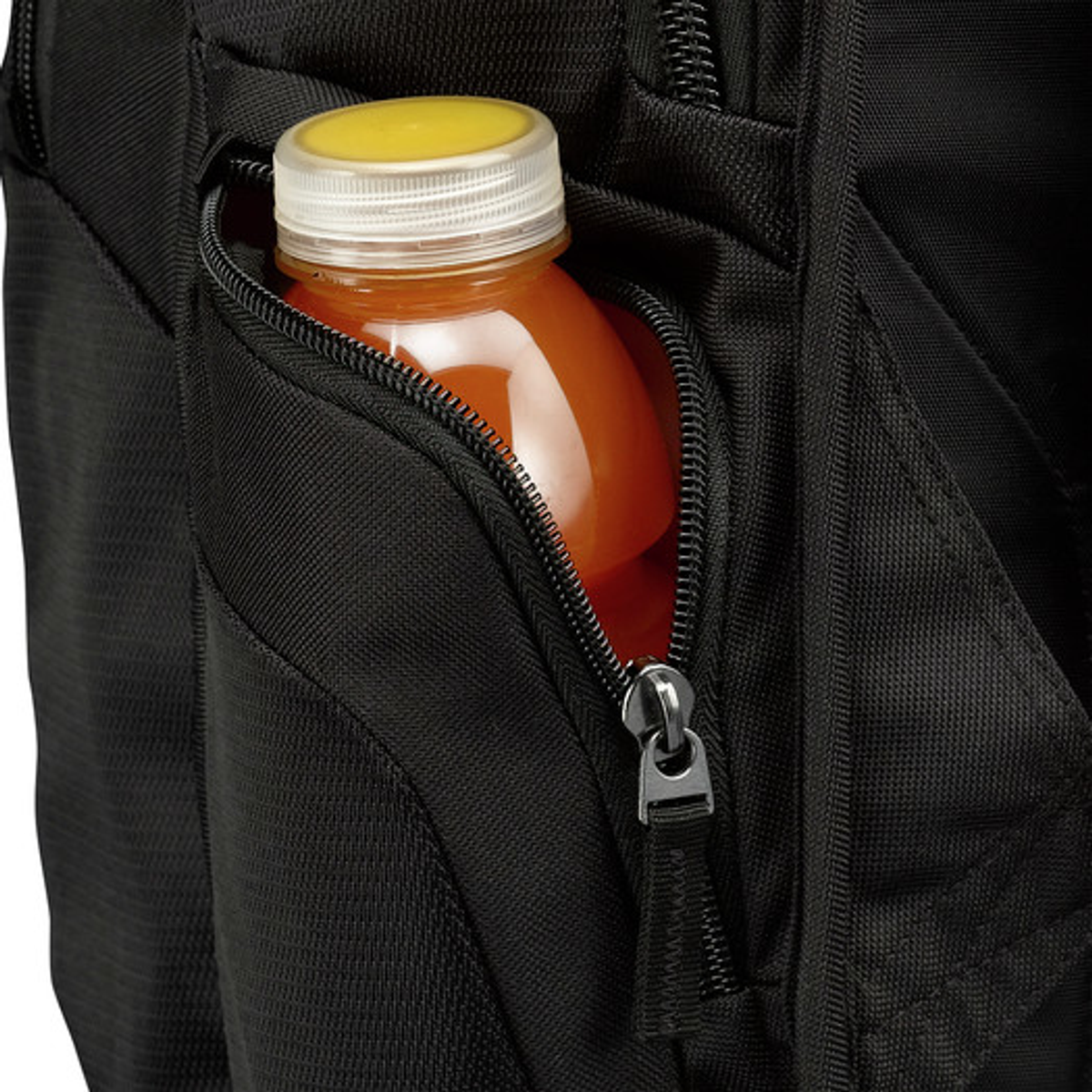 Ein schwarzer Rucksack mit einer Flasche Orangensaft in der Seitentasche. Reißverschluss geschlossen.