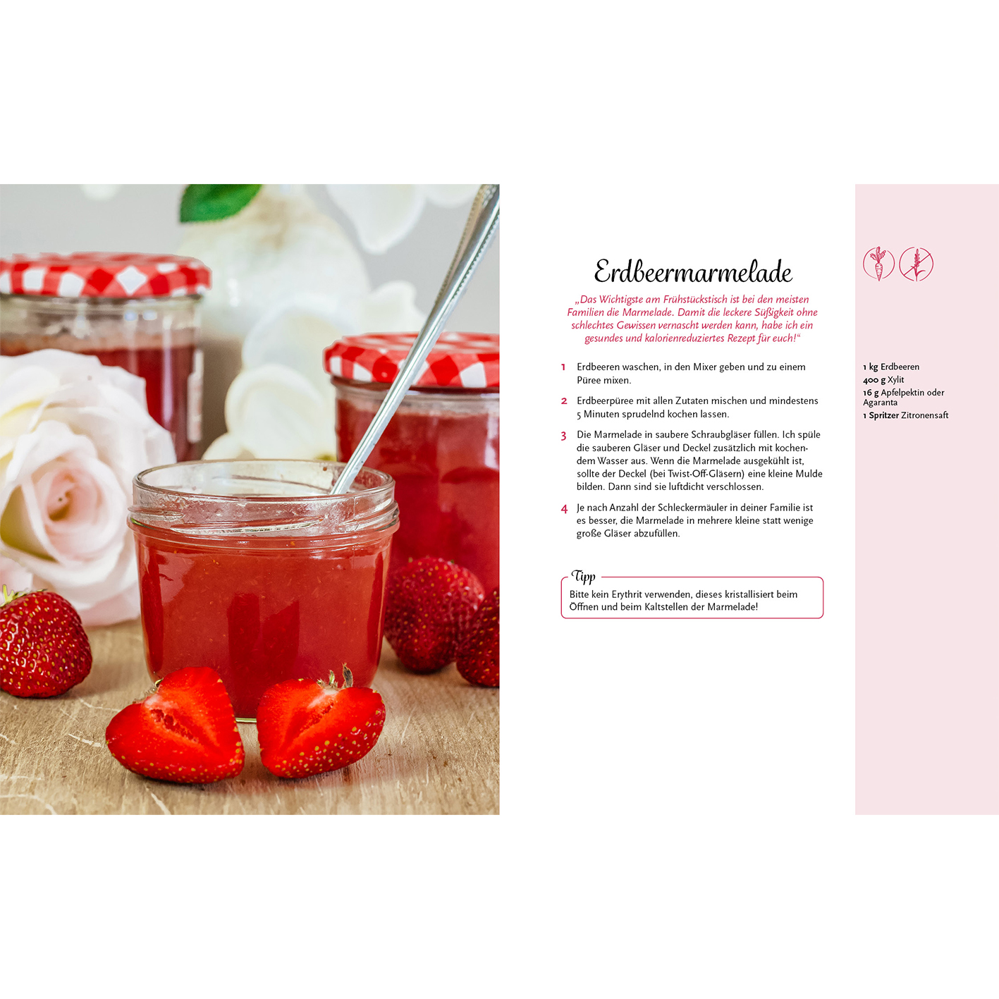 Erdbeermarmeladenrezept mit Zutaten und Text auf einem Holztisch.