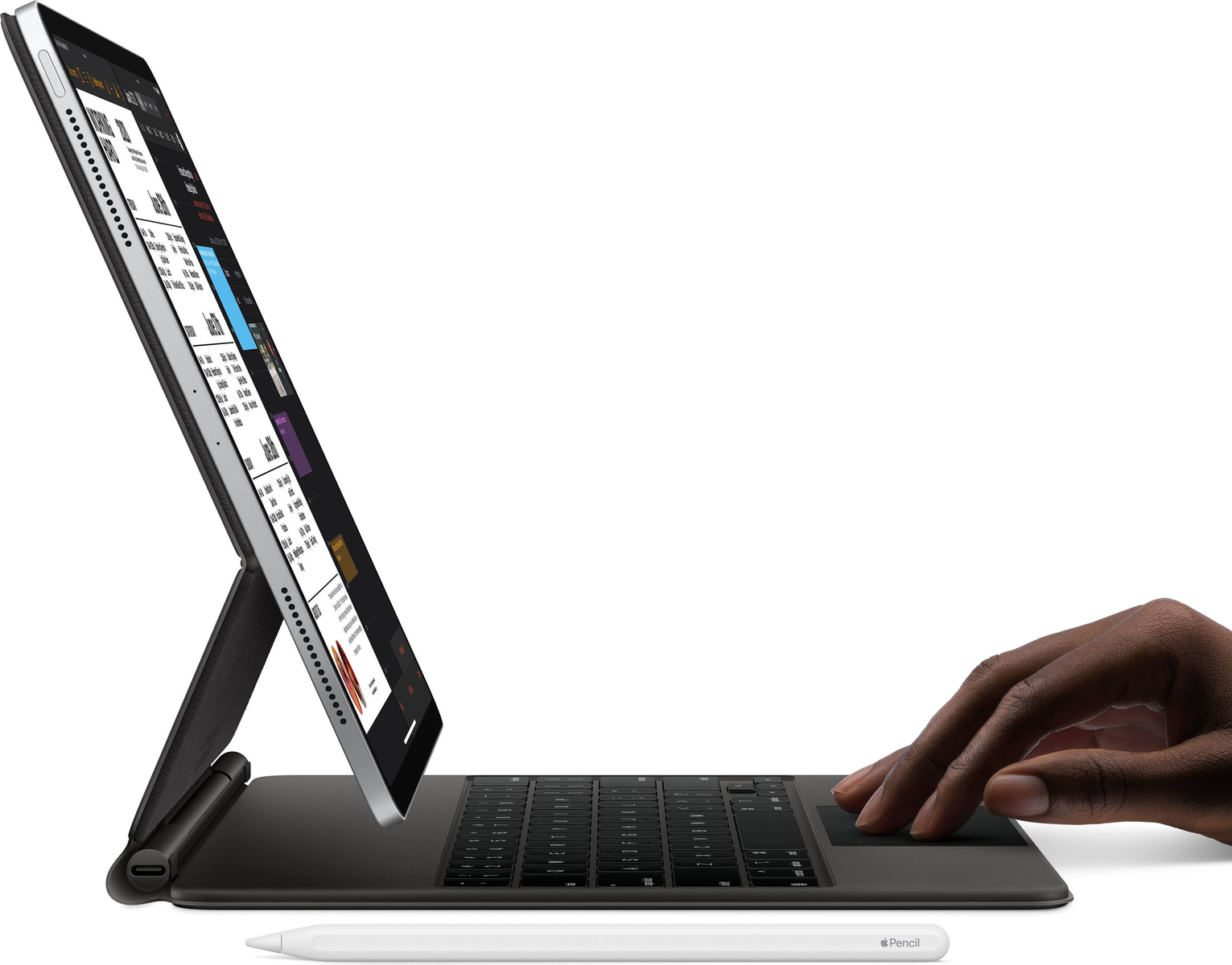 iPad met toetsenbord, een hand die de trackpad aanraakt en een pen.