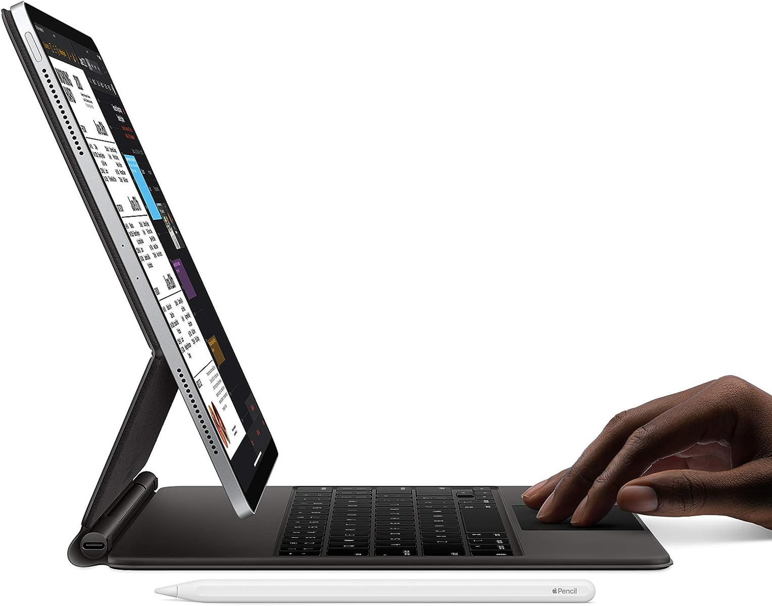Ein iPad auf einem Ständer, mit Tastatur und Stift, die Hand einer Person auf der Tastatur.