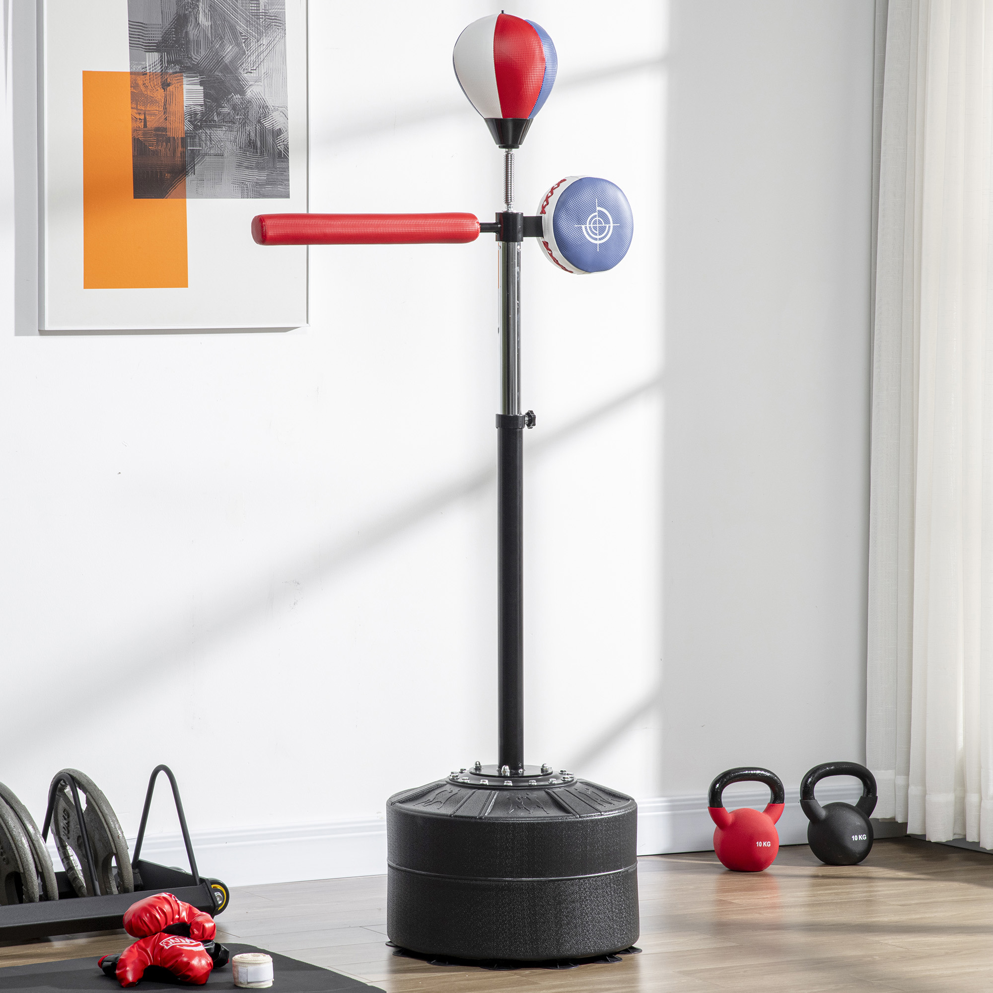Sacco da boxe con supporto regolabile, guantoni rossi, kettlebell e pesi.