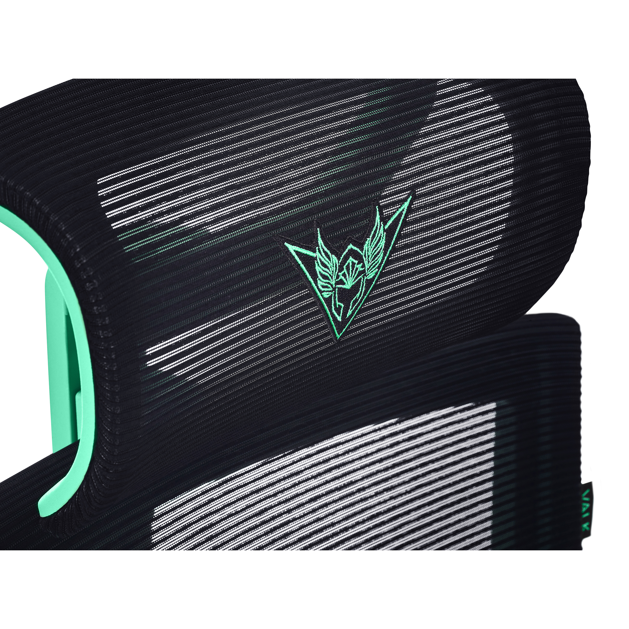 Primer plano del reposacabezas de una silla gaming. Malla negra y logo verde.