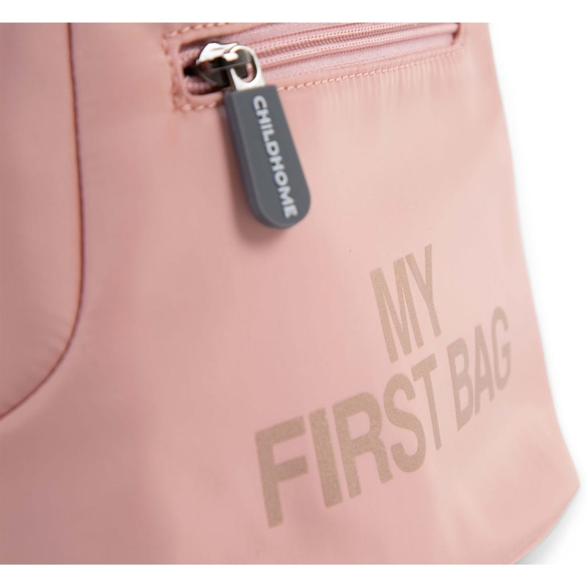 Rosa Tasche mit den Worten "MY FIRST BAG" in Nahaufnahme.