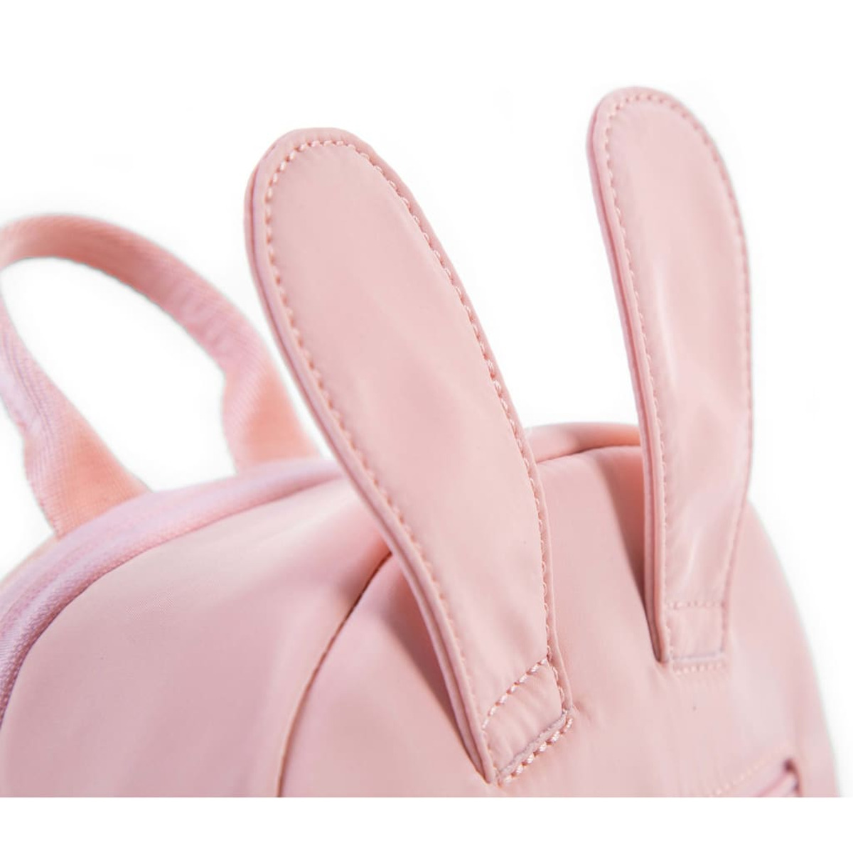 Nahaufnahme eines rosa Rucksacks mit Hasenohren.