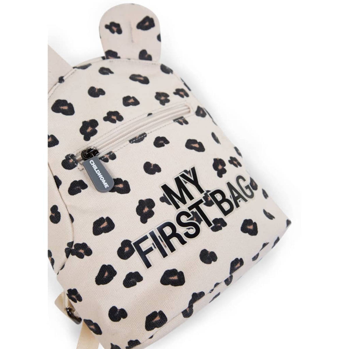 Ein beiger Rucksack mit Leopardenmuster, mit dem Text 'MY FIRST BAG'.