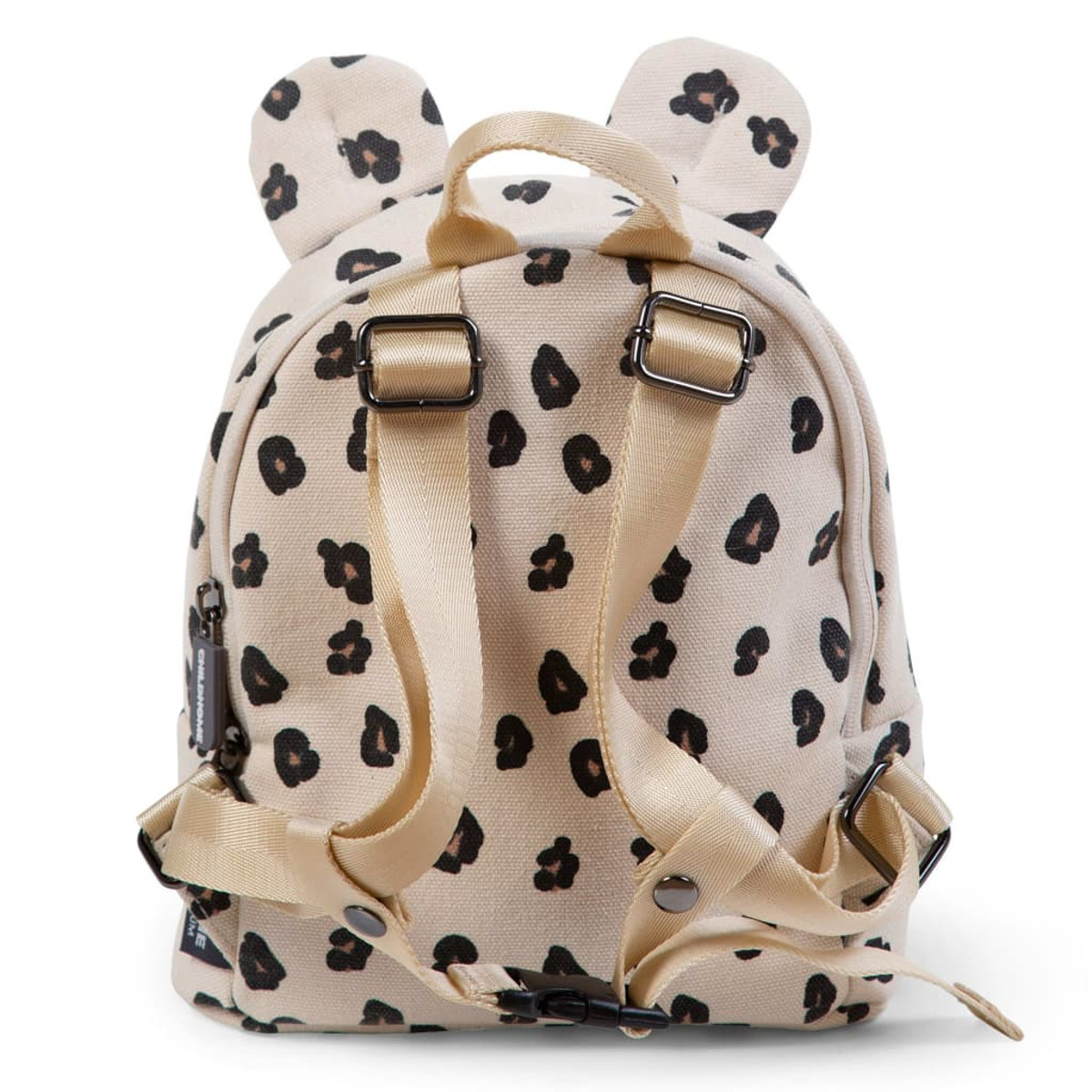 Ein kleiner Rucksack mit Leopardenmuster, mit Bärenohren. Beigefarbener Hintergrund.