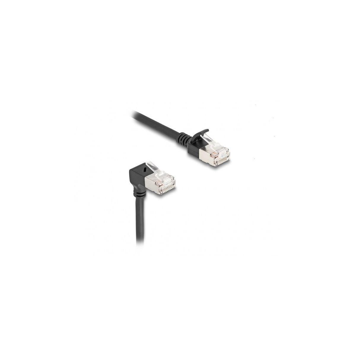 Zwei schwarze Netzwerkkabel, jeweils mit Anschlüssen, vor weißem Hintergrund. Eines ist abgewinkelt.