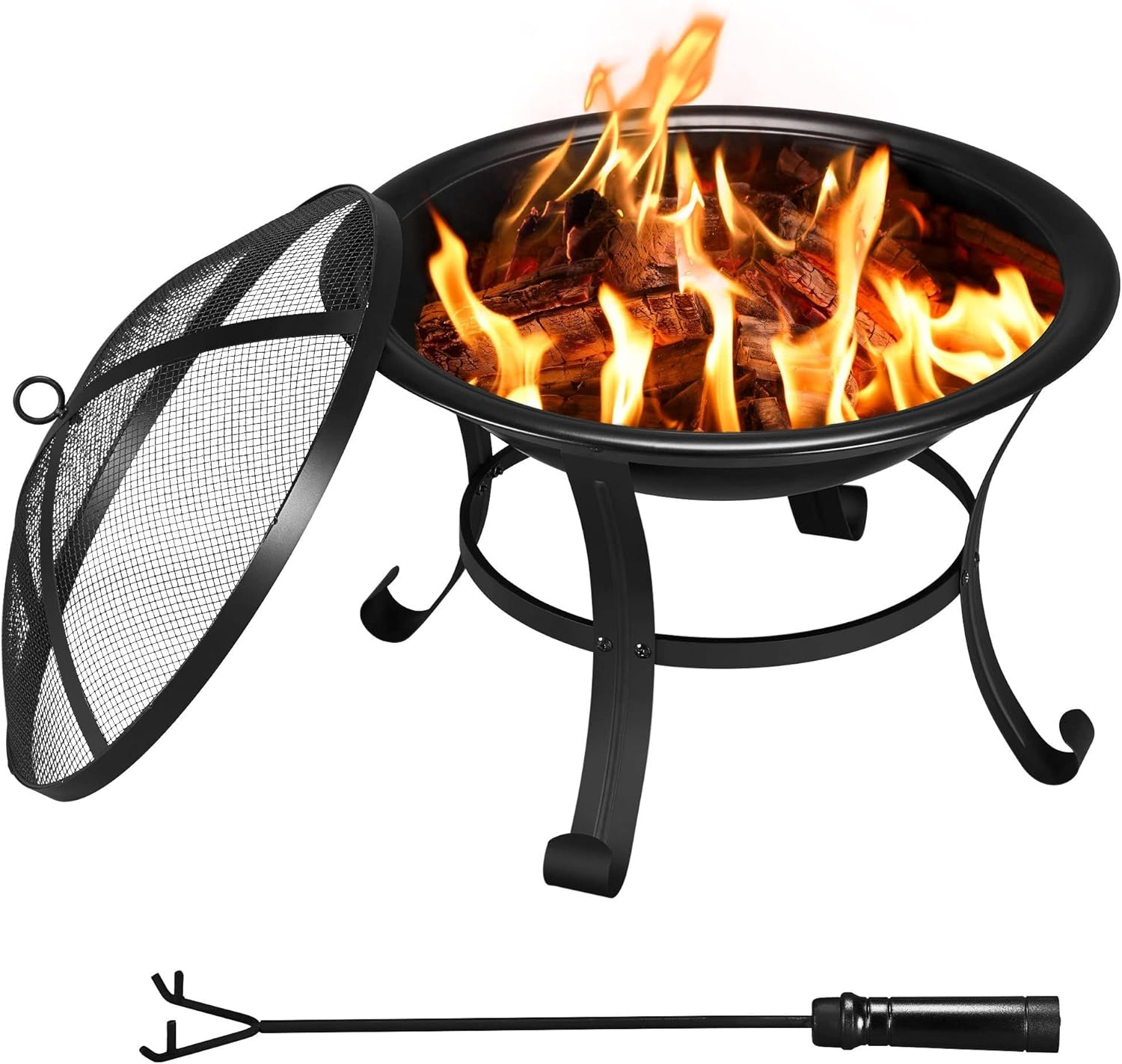 Schwarze Feuerstelle mit brennendem Holz, einem Netzdeckel und einem Schürhaken.