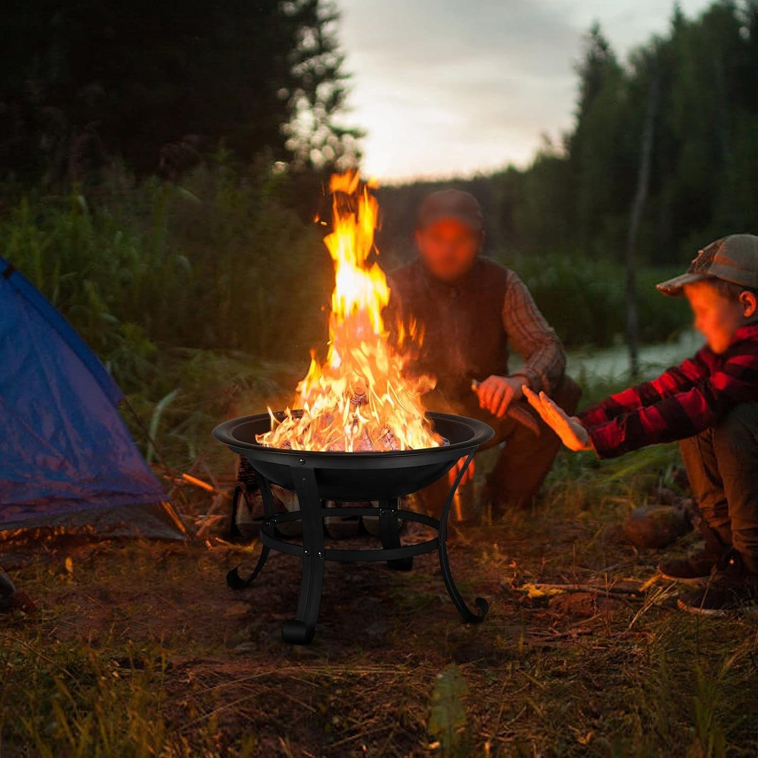 Ein Lagerfeuer mit Leuten drumherum, in einer natürlichen Umgebung mit Zelt und Bäumen im Hintergrund.