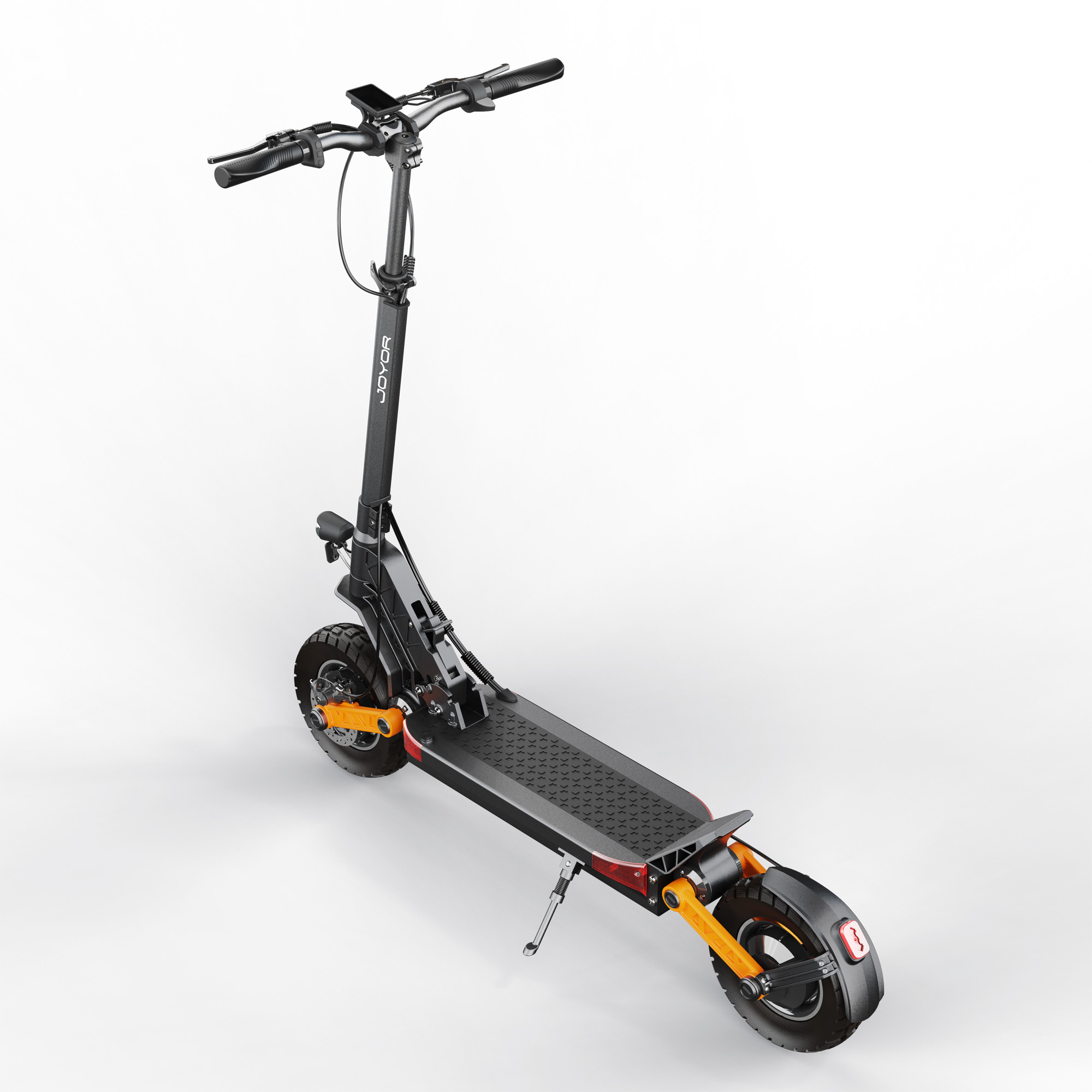 Schwarzer Elektroroller mit orangefarbenen Akzenten, vor weißem Hintergrund.