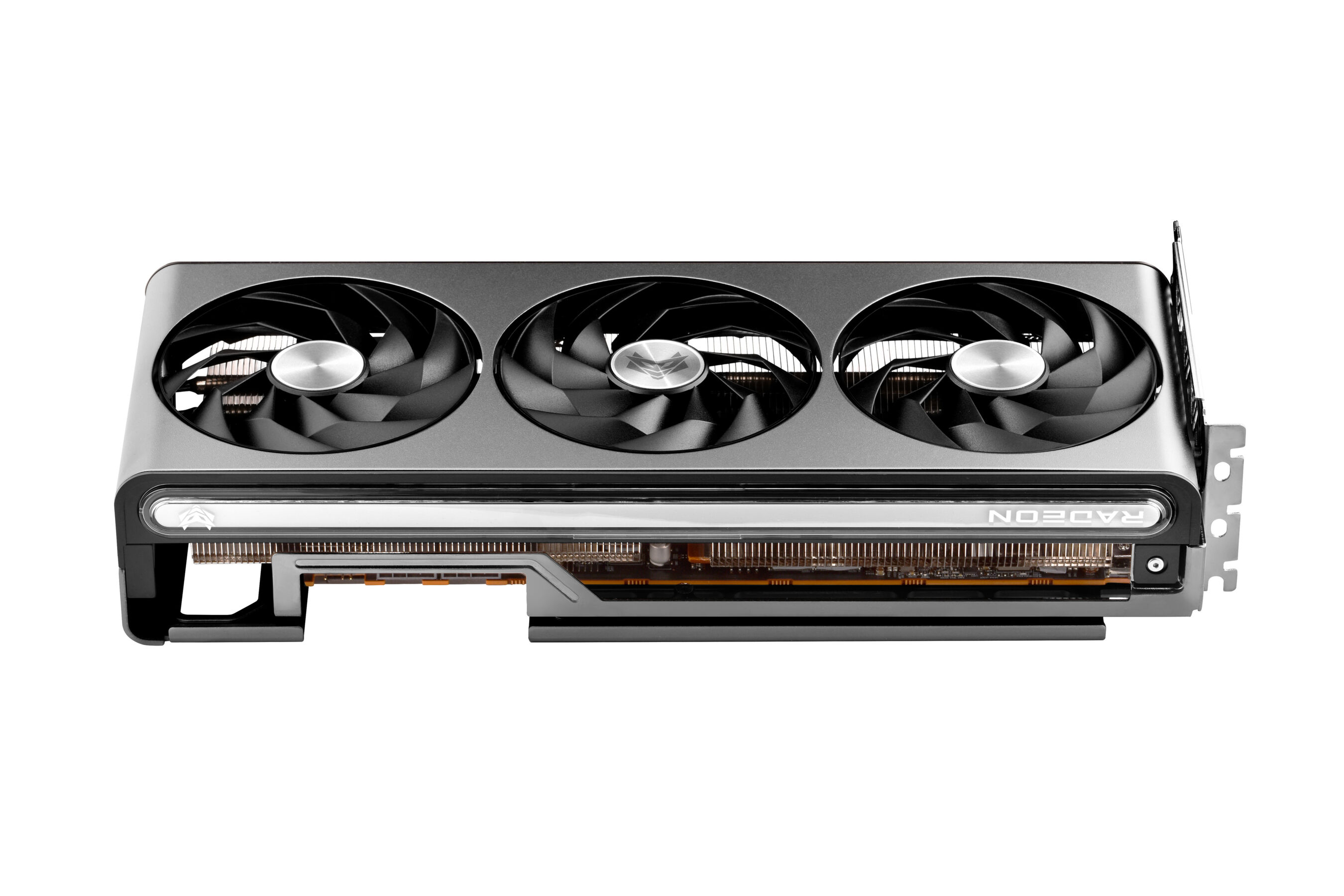 Una scheda grafica nera e argento con tre ventole su sfondo bianco. Il logo Radeon è visibile.