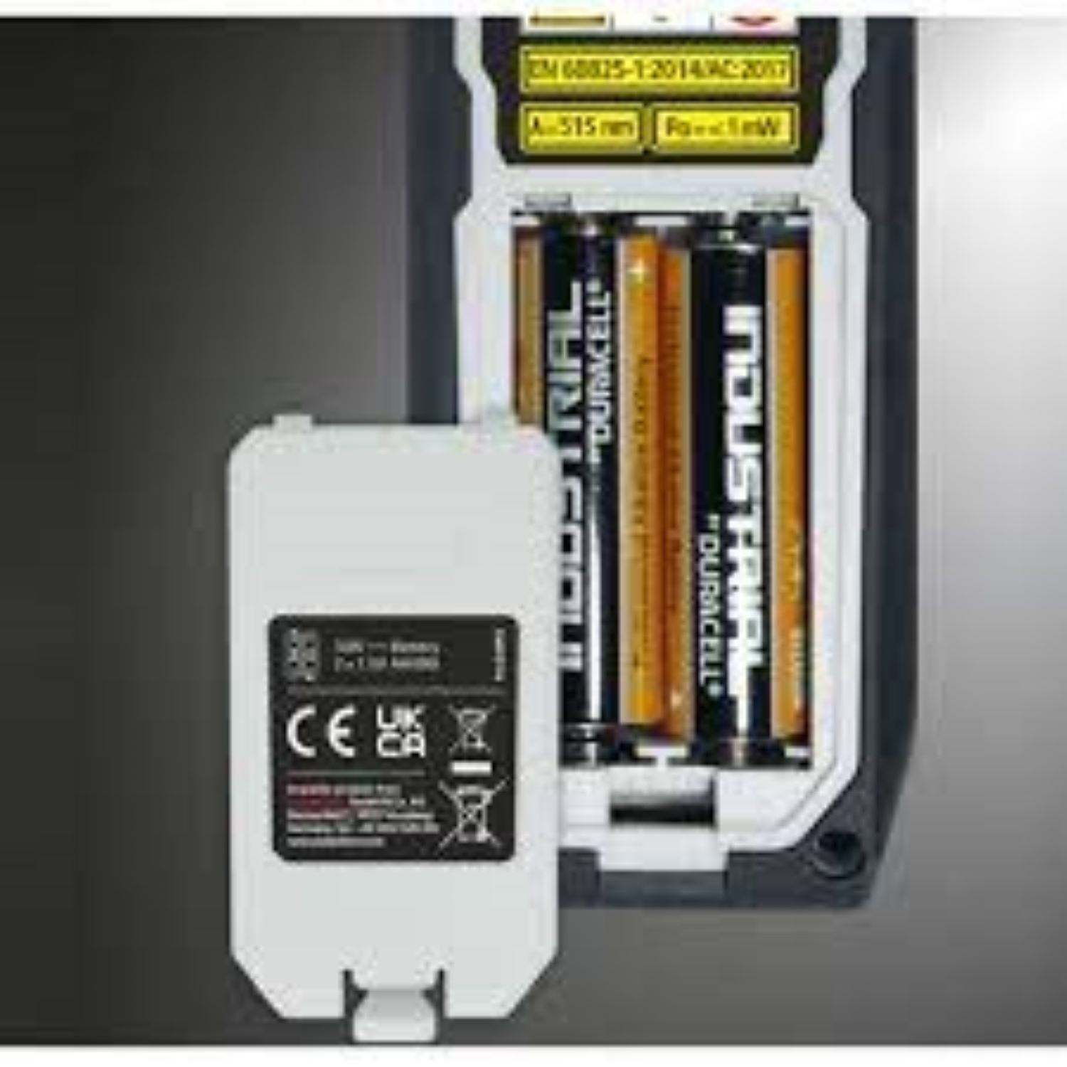 Offenes Gerät mit Batterien und einem Etikett.