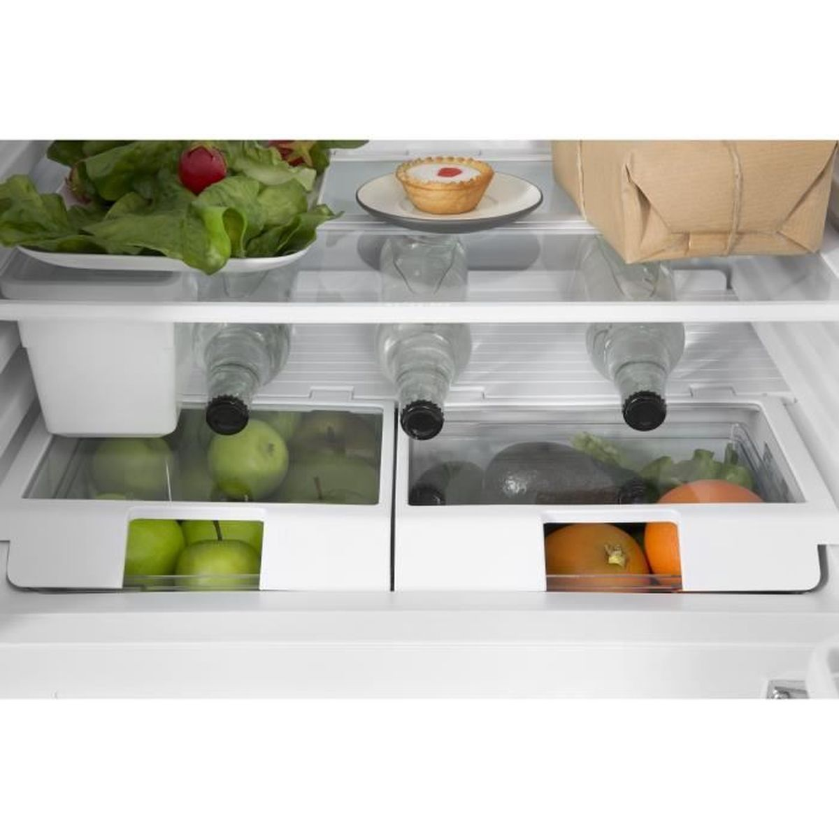 All'interno di un frigorifero, con verdure, frutta e articoli in bottiglia visibili.