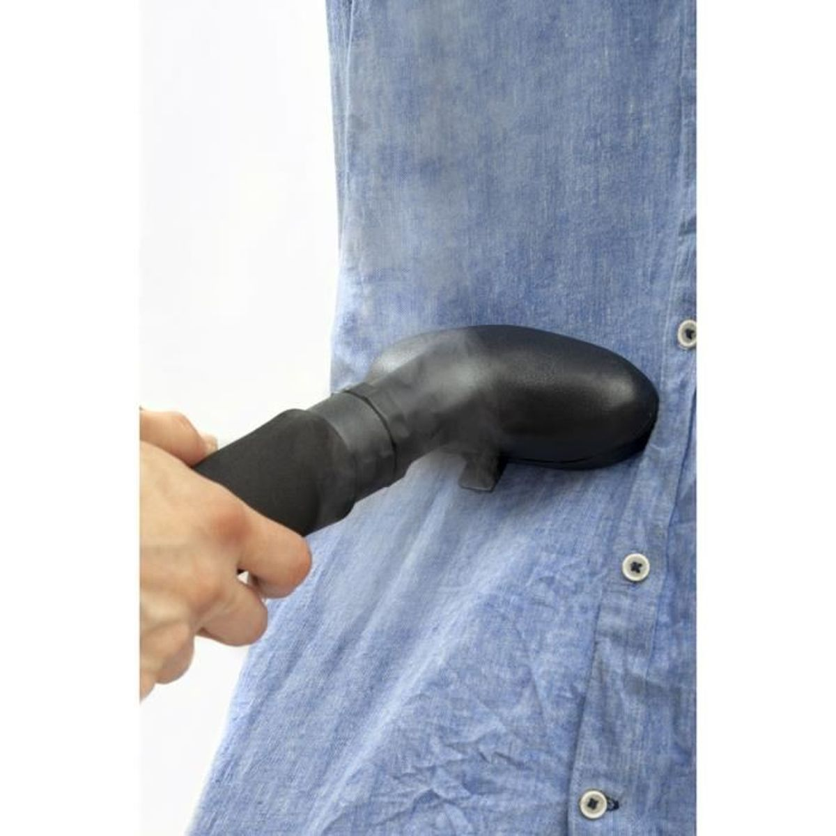 Una mano tiene in mano un vaporizzatore nero contro una camicia azzurra abbottonata, su uno sfondo bianco.