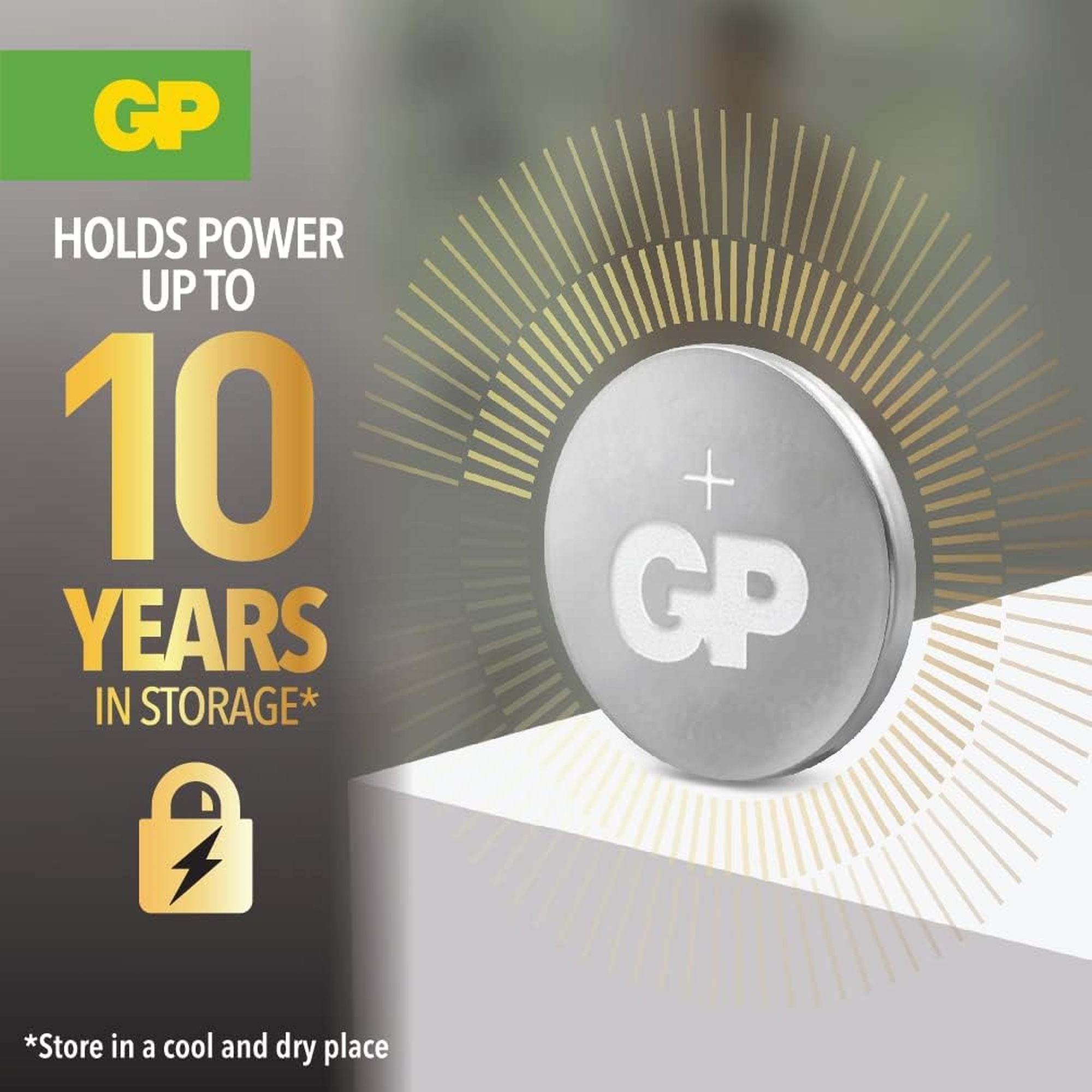 Pila a bottone con testo: GP. Testo: 'HOLDS POWER UP TO 10 YEARS IN STORAGE'.