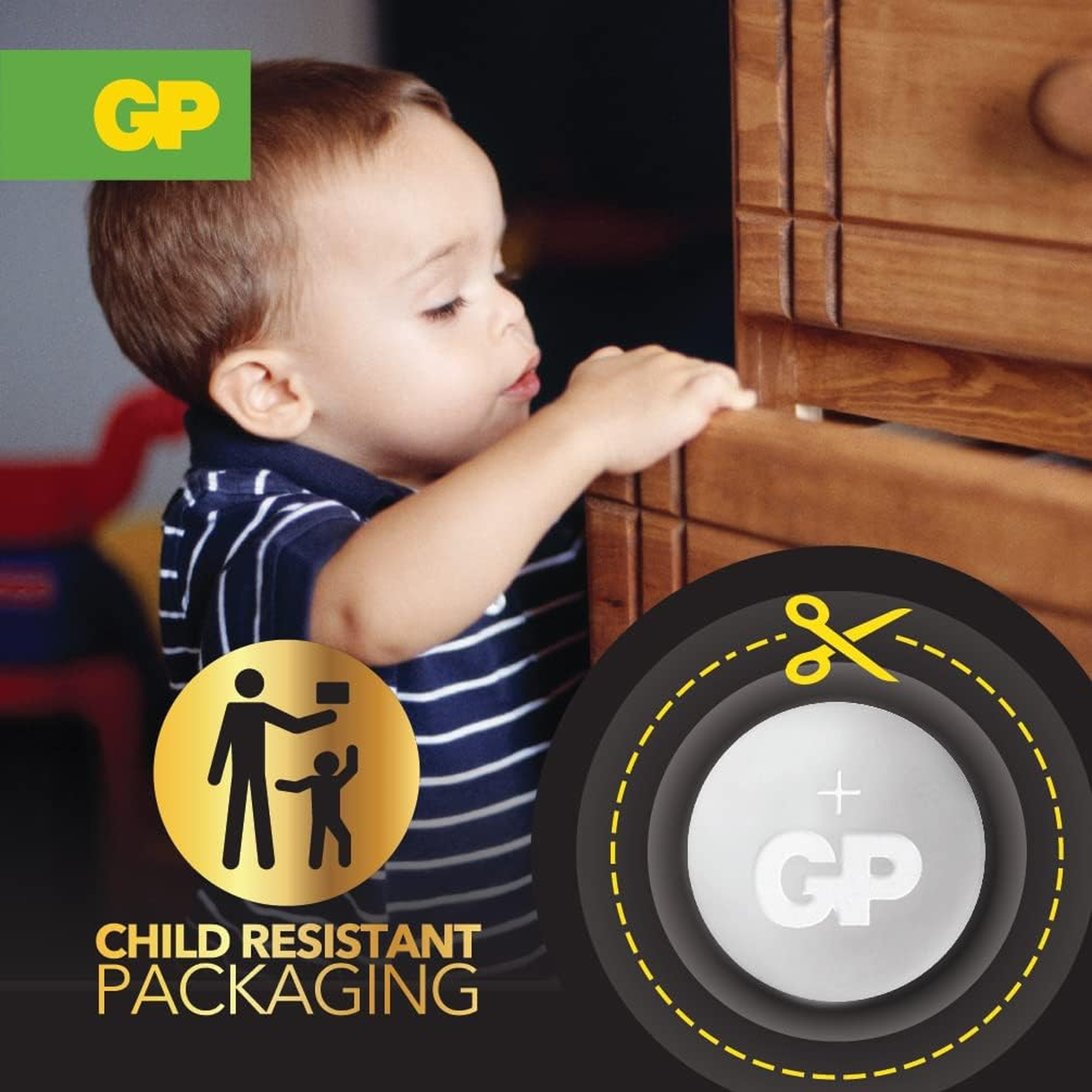 Bambino che raggiunge un cassetto di legno, vicino a una batteria con etichetta di confezionamento a prova di bambino.