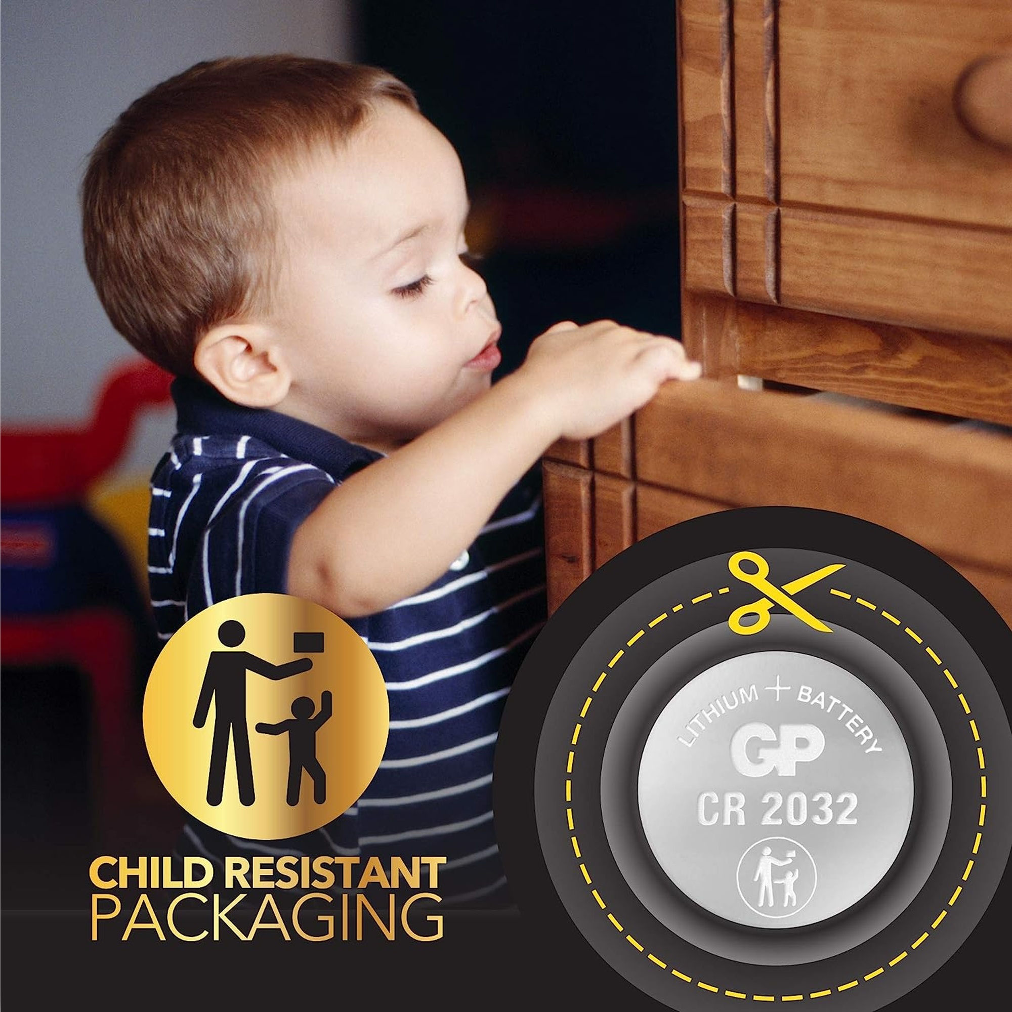 Ein Kind mit einer Batterie und einem Warnhinweis 'Kindersichere Verpackung'.