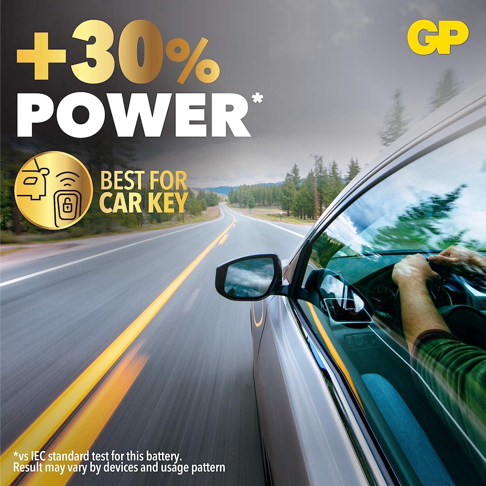 Samochód jadący autostradą. Ikona kluczyka samochodowego z tekstem +30% Power i malownicza autostrada.