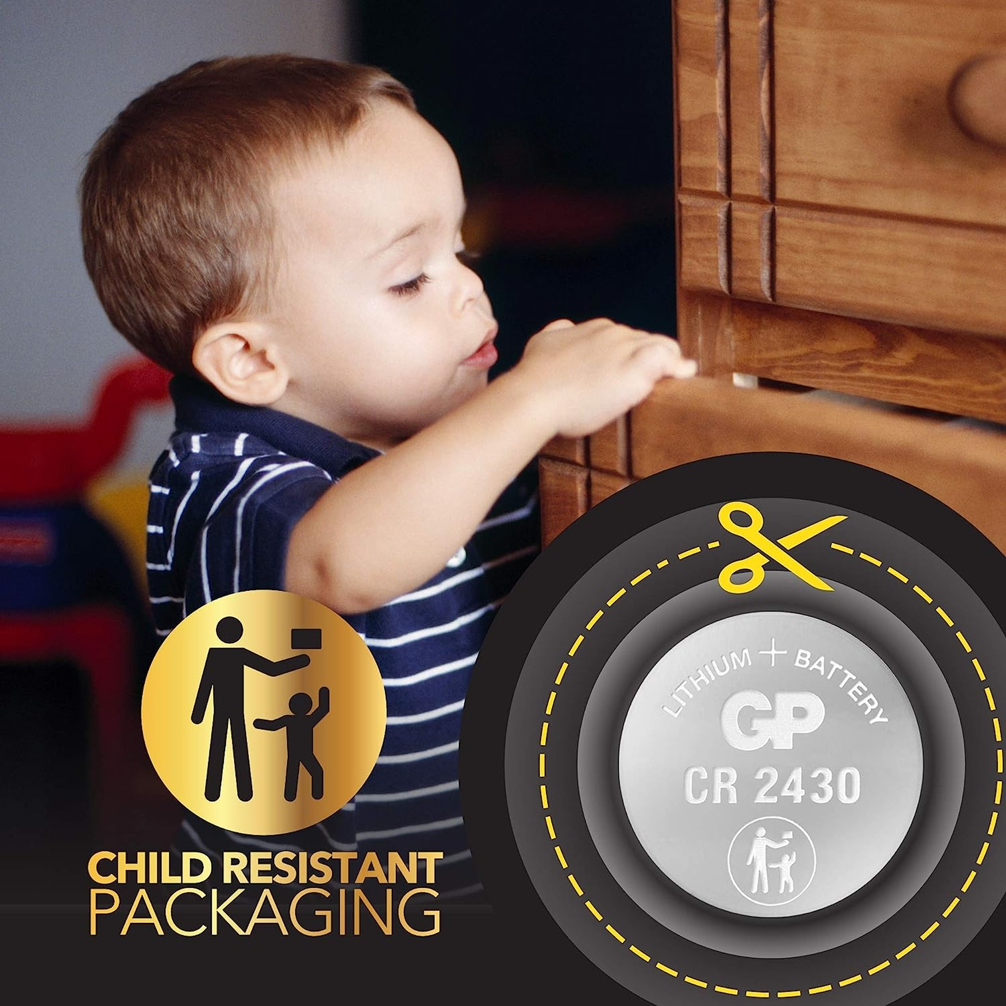 Un bambino raggiunge un cassetto vicino a una batteria. Etichetta di avvertimento di sicurezza visibile.