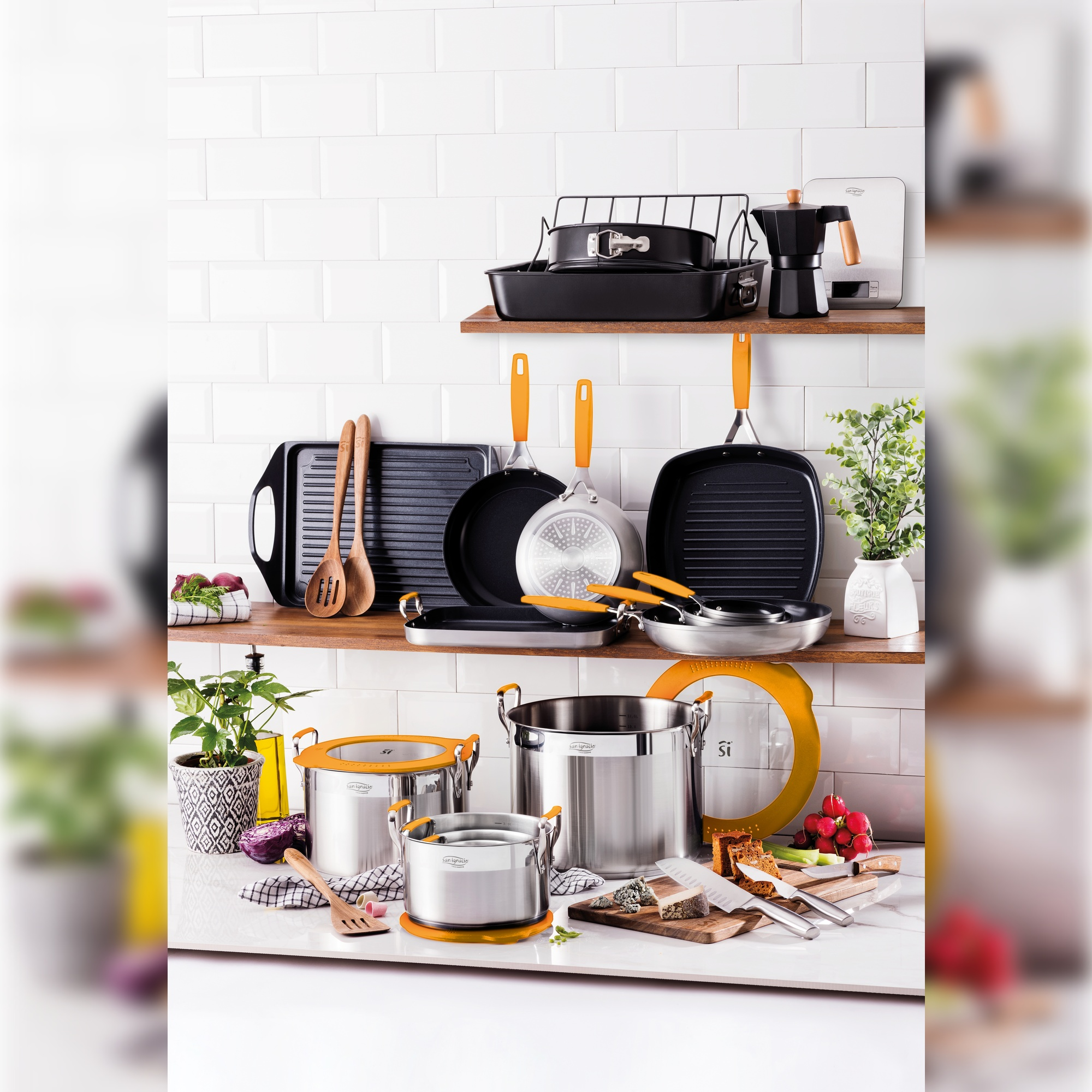 Una colección de utensilios de cocina, incluyendo ollas, sartenes y utensilios, en una estantería.