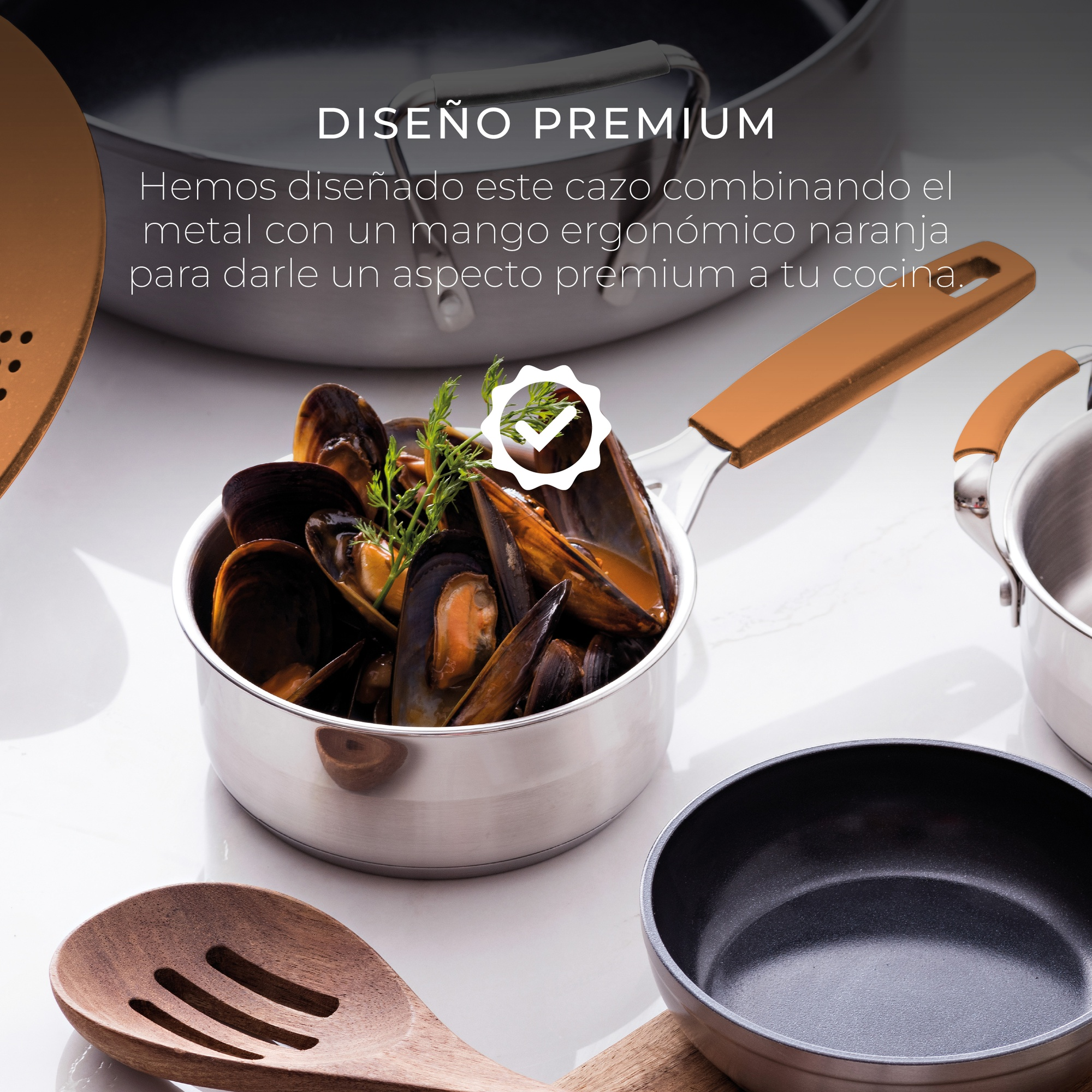 Una olla plateada con mejillones y una cuchara de madera. Otras ollas y una sartén también están presentes.