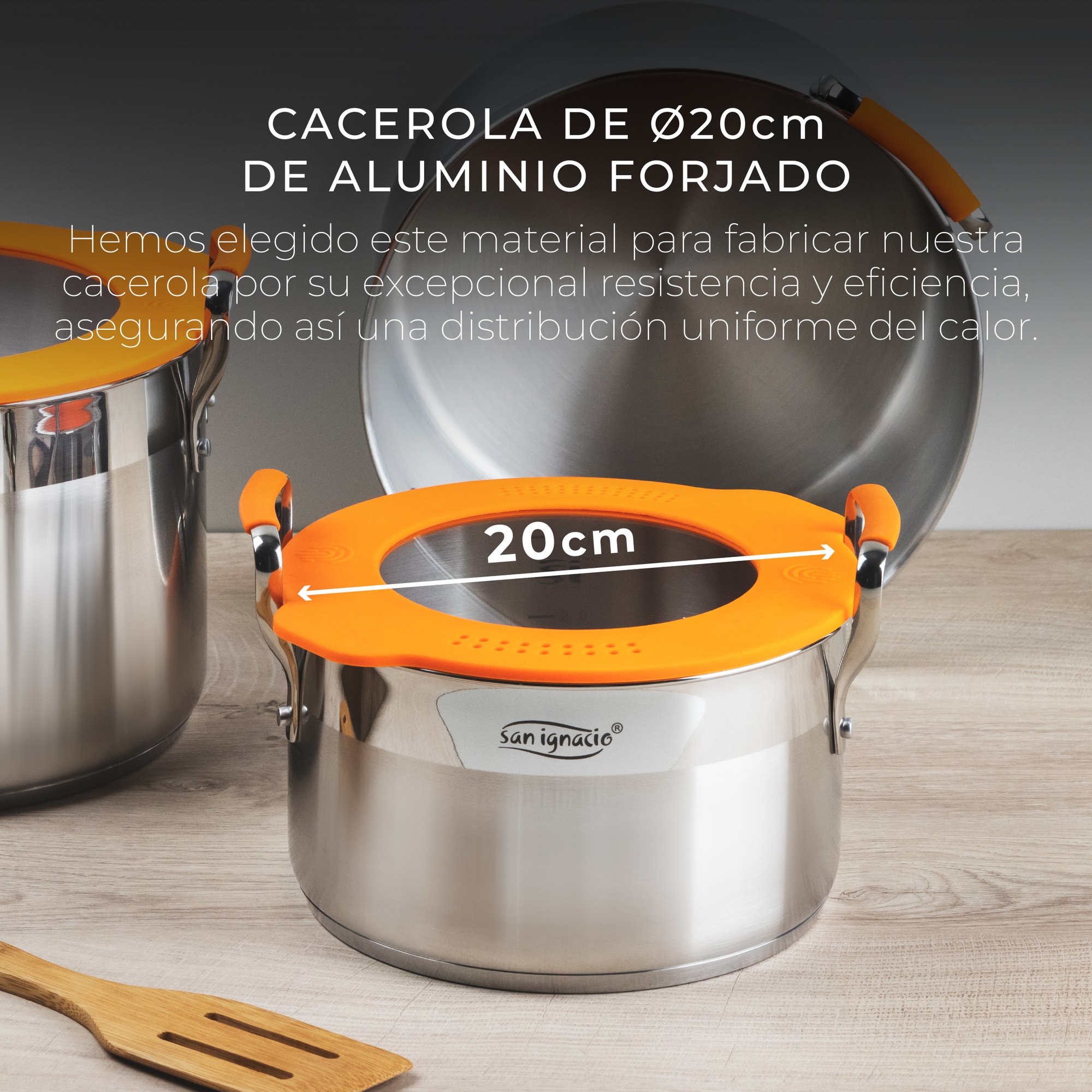 Olla de acero inoxidable con tapa naranja y cuchara de madera, con texto en español.