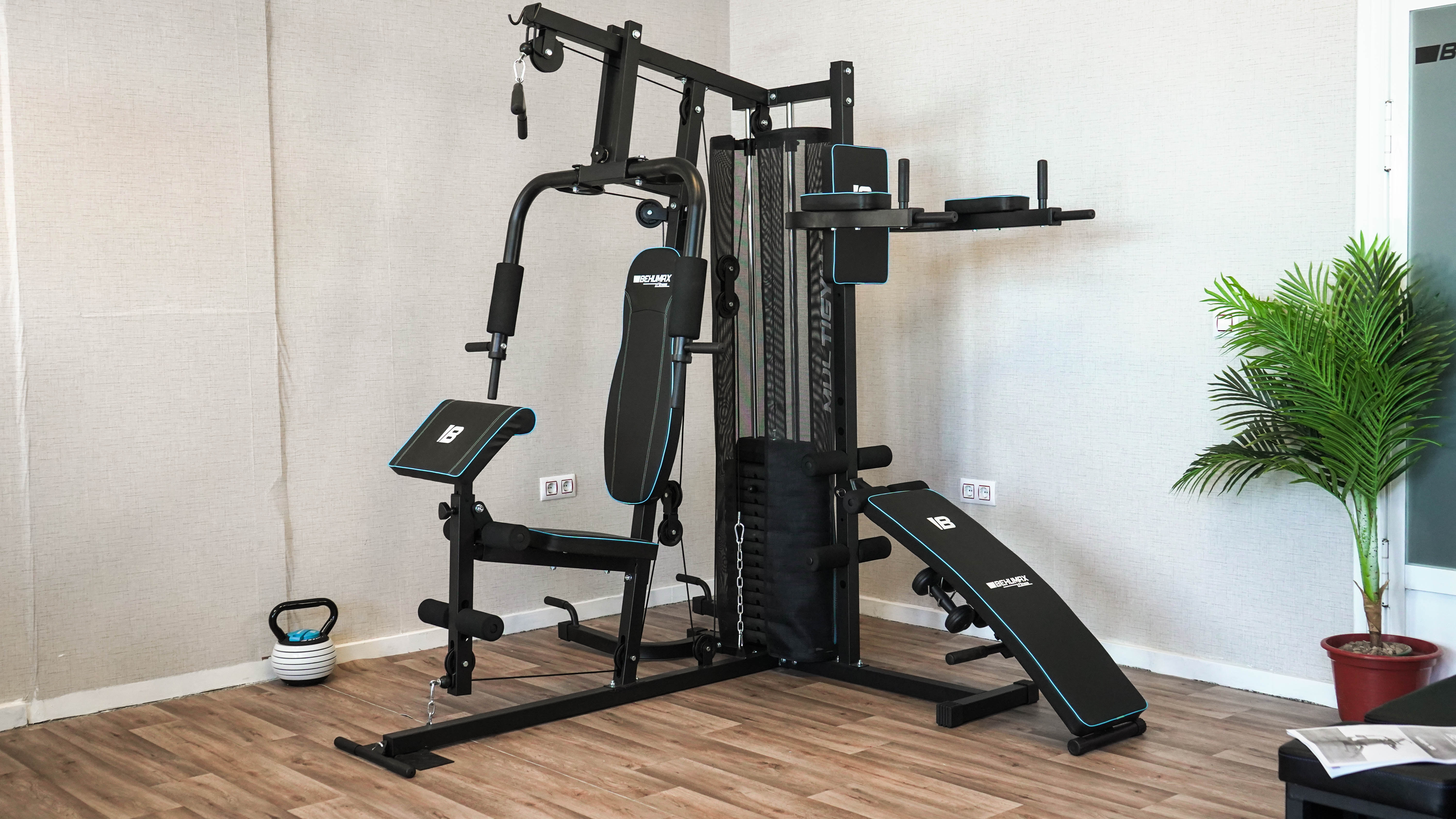 Un gimnasio en casa con equipos de ejercicio, incluyendo pesas y un banco.
