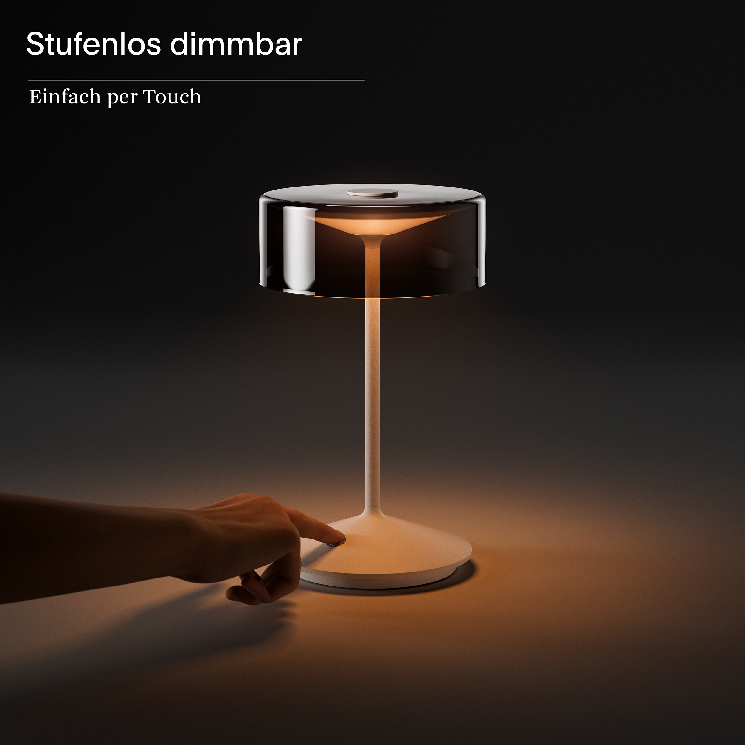 Eine weiße Tischlampe mit berührungsempfindlicher Basis. Das Licht ist an.